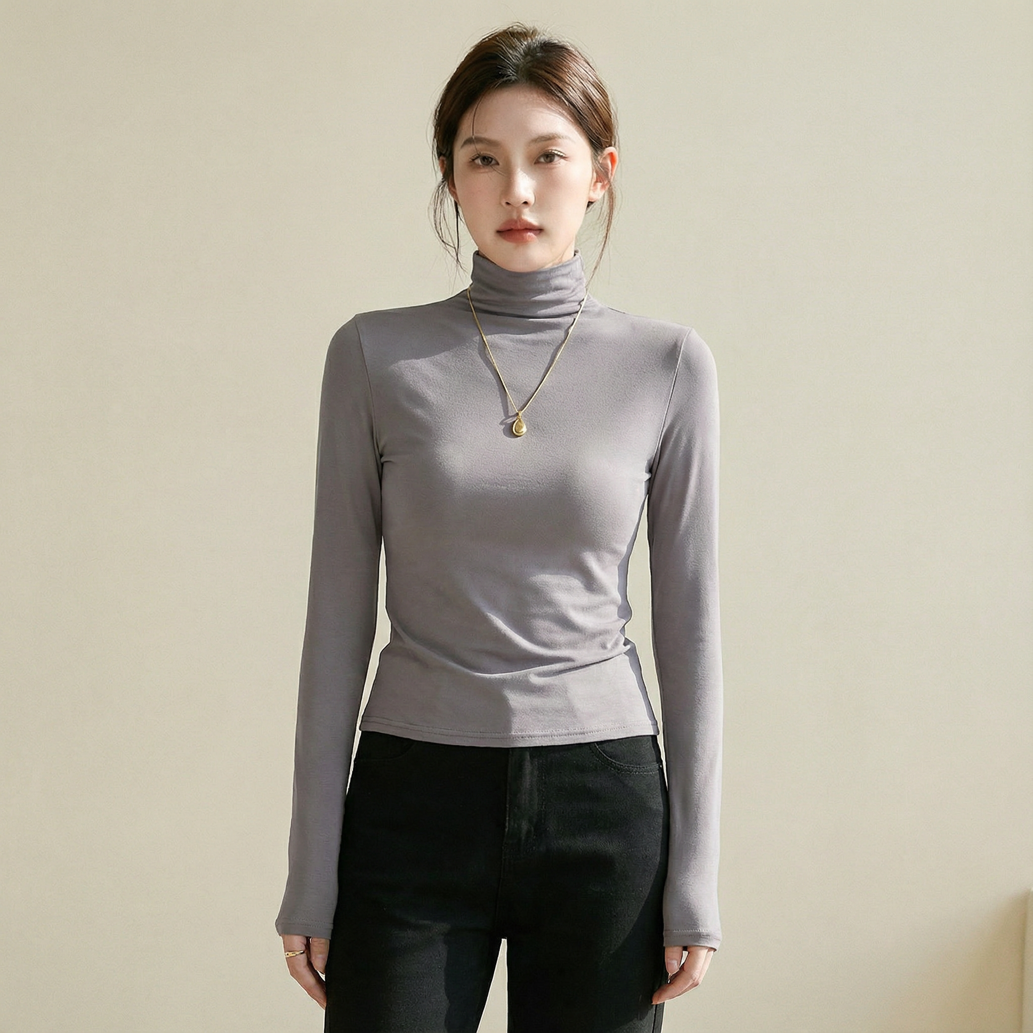 بلوزة بياقة عالية وقصّة طويلة