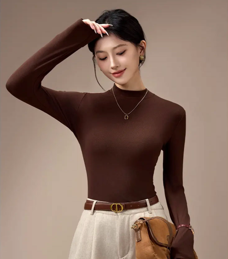 توب قصّة ناعمة بياقة عالية