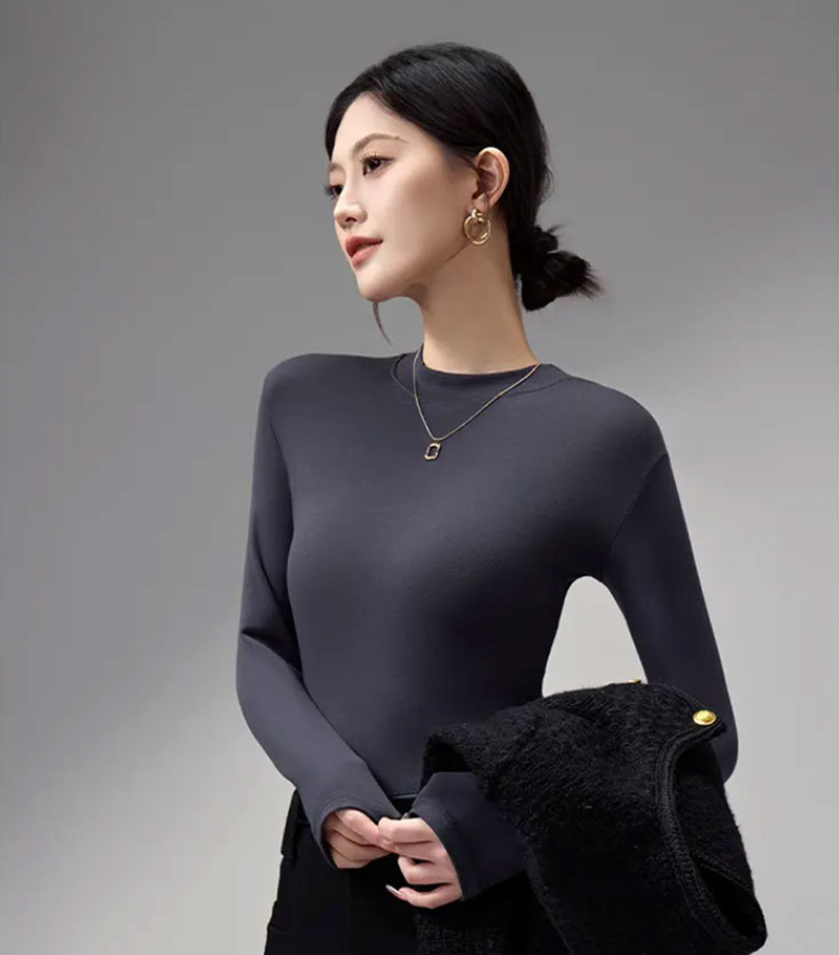 توب قصّة ناعمة بياقة عالية