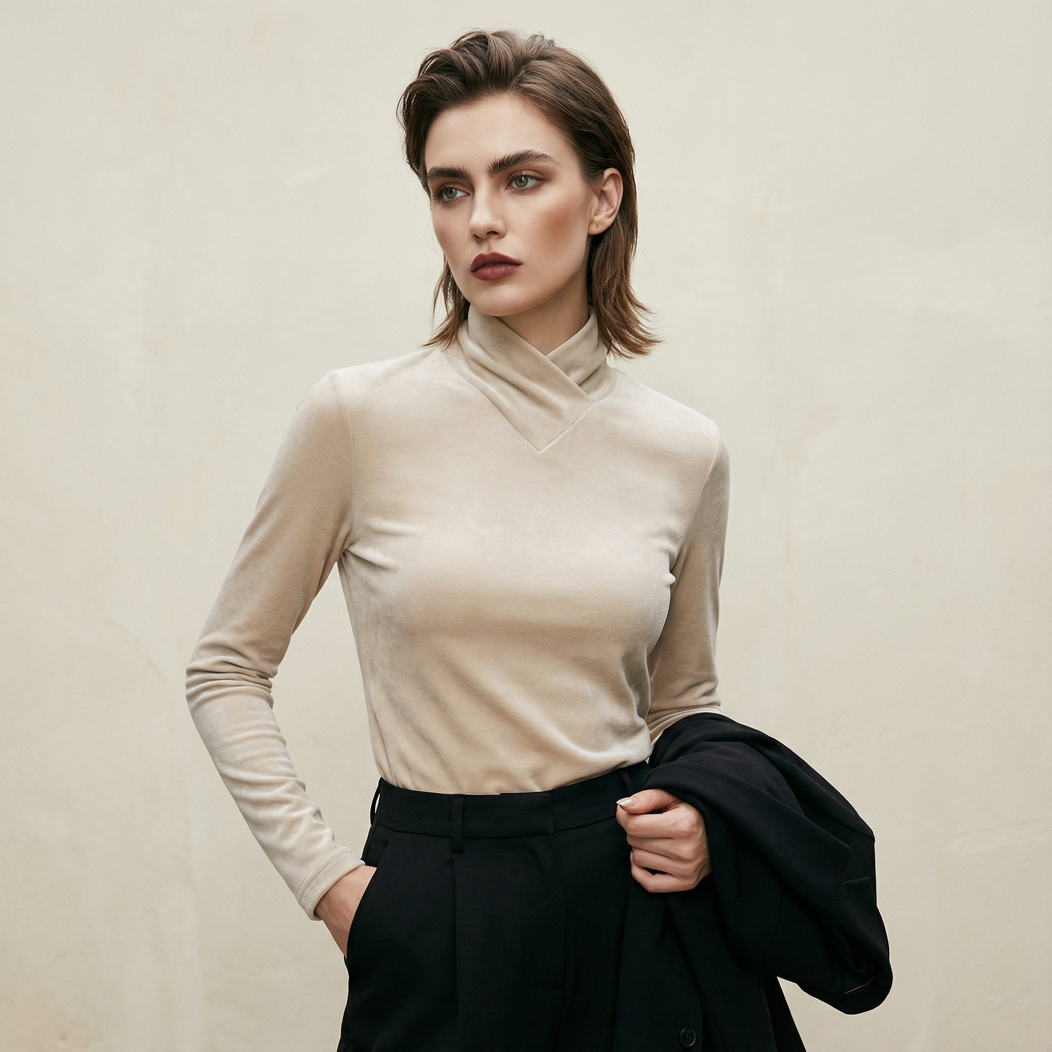 بلوزة بياقة متقاطعة وقصّة انسيابية