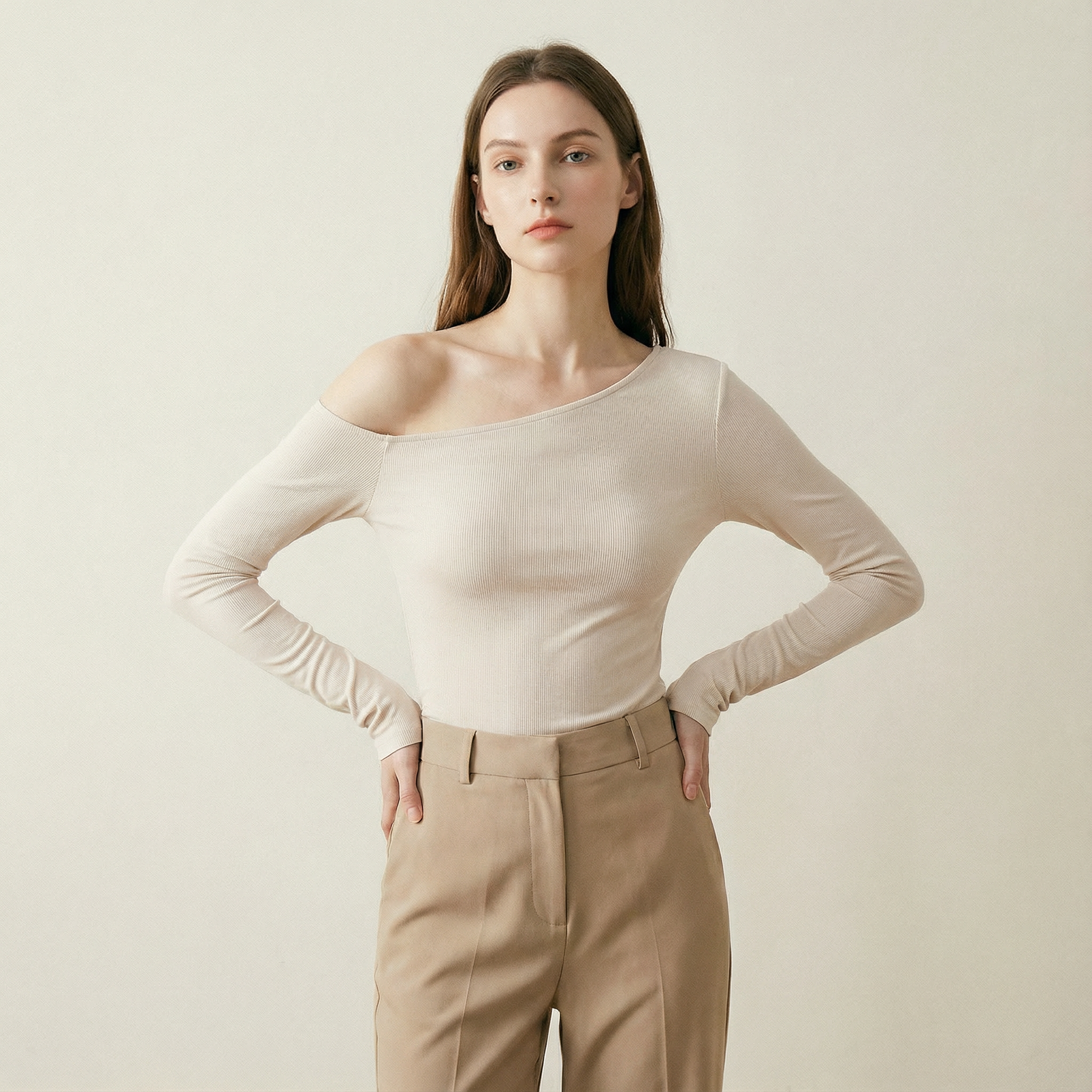 بلوزة بكتف واحد وقصّة ناعمة