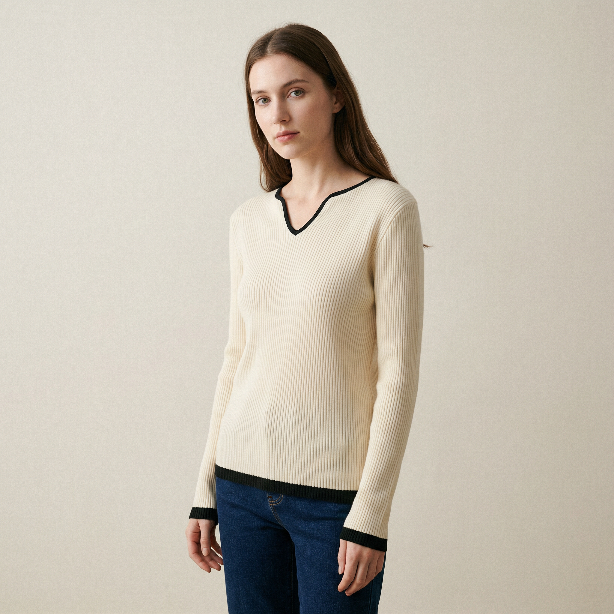 بلوزة محاكة بياقة مفتوحة