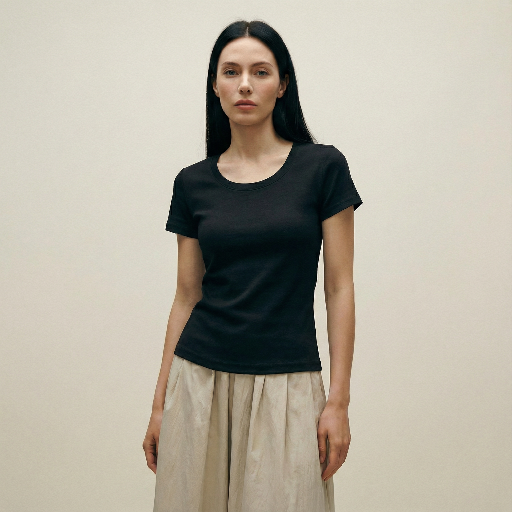 قميص بأكمام ناعمة وقصة أساسية