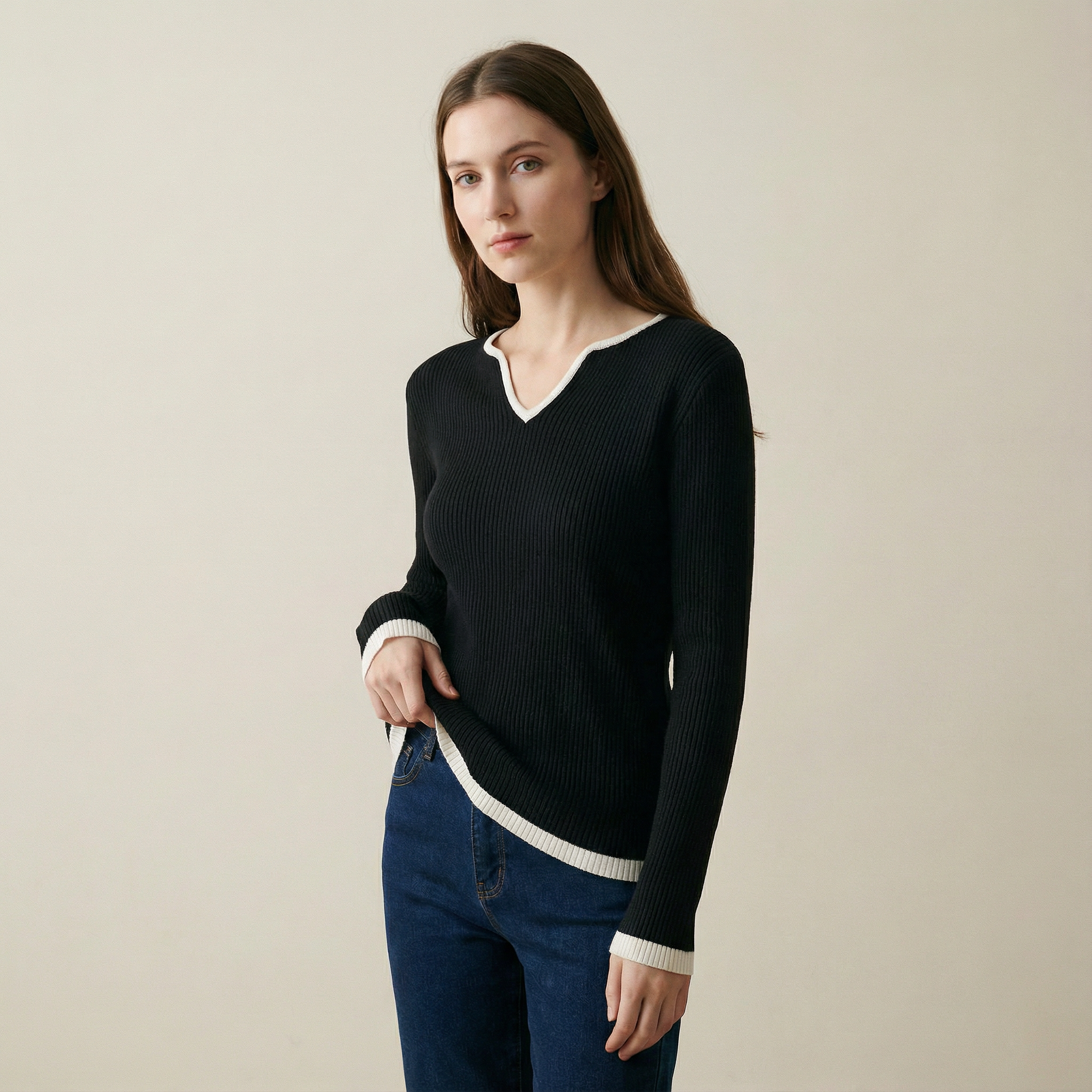 بلوزة محاكة بياقة مفتوحة