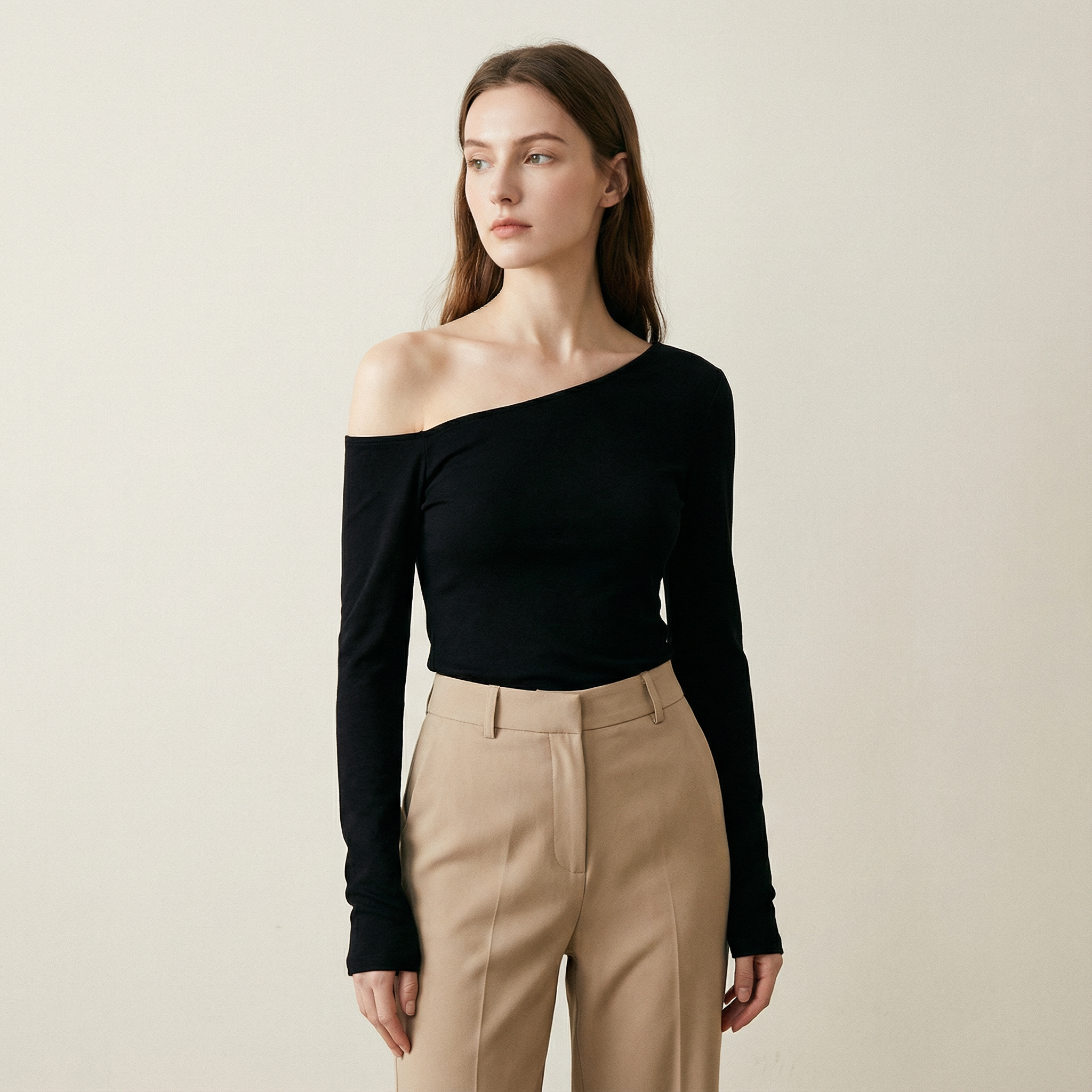 بلوزة بكتف واحد وقصّة ناعمة