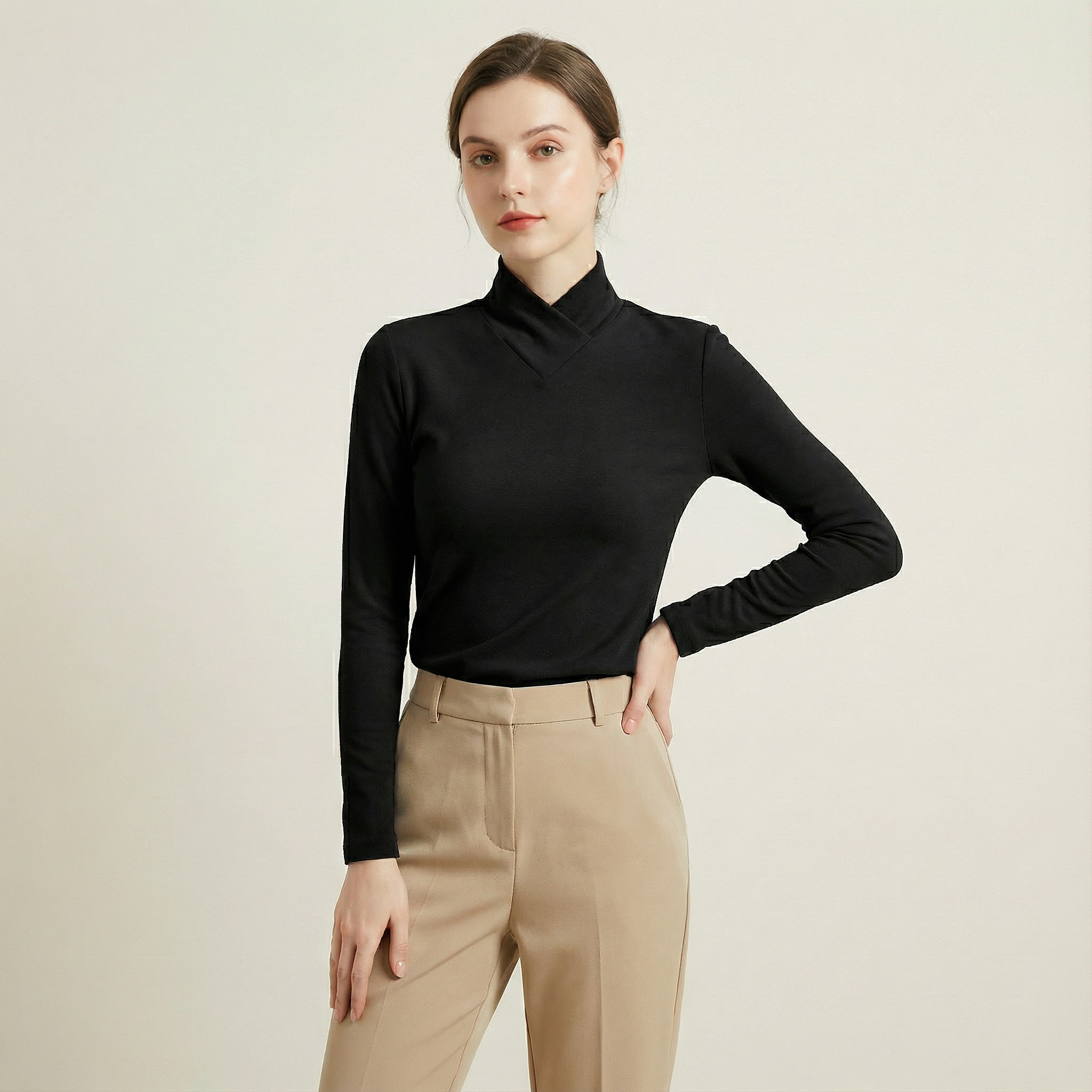 بلوزة بياقة متقاطعة وقصّة انسيابية