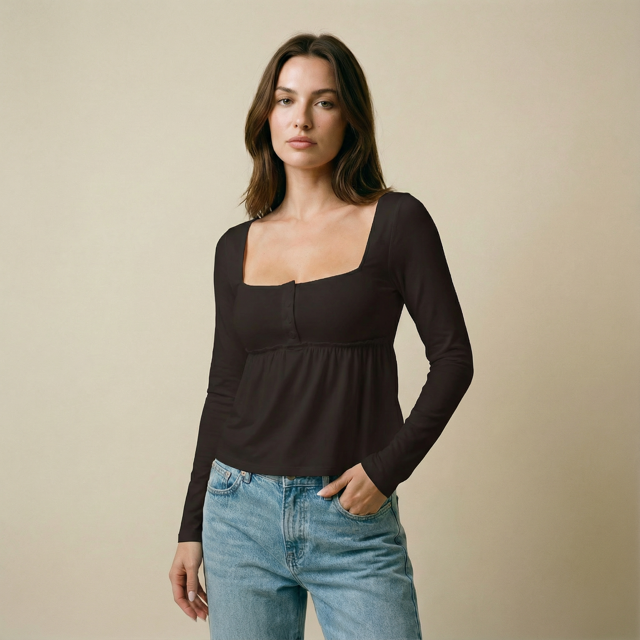 توب بياقة مربعة وقصّة واسعة