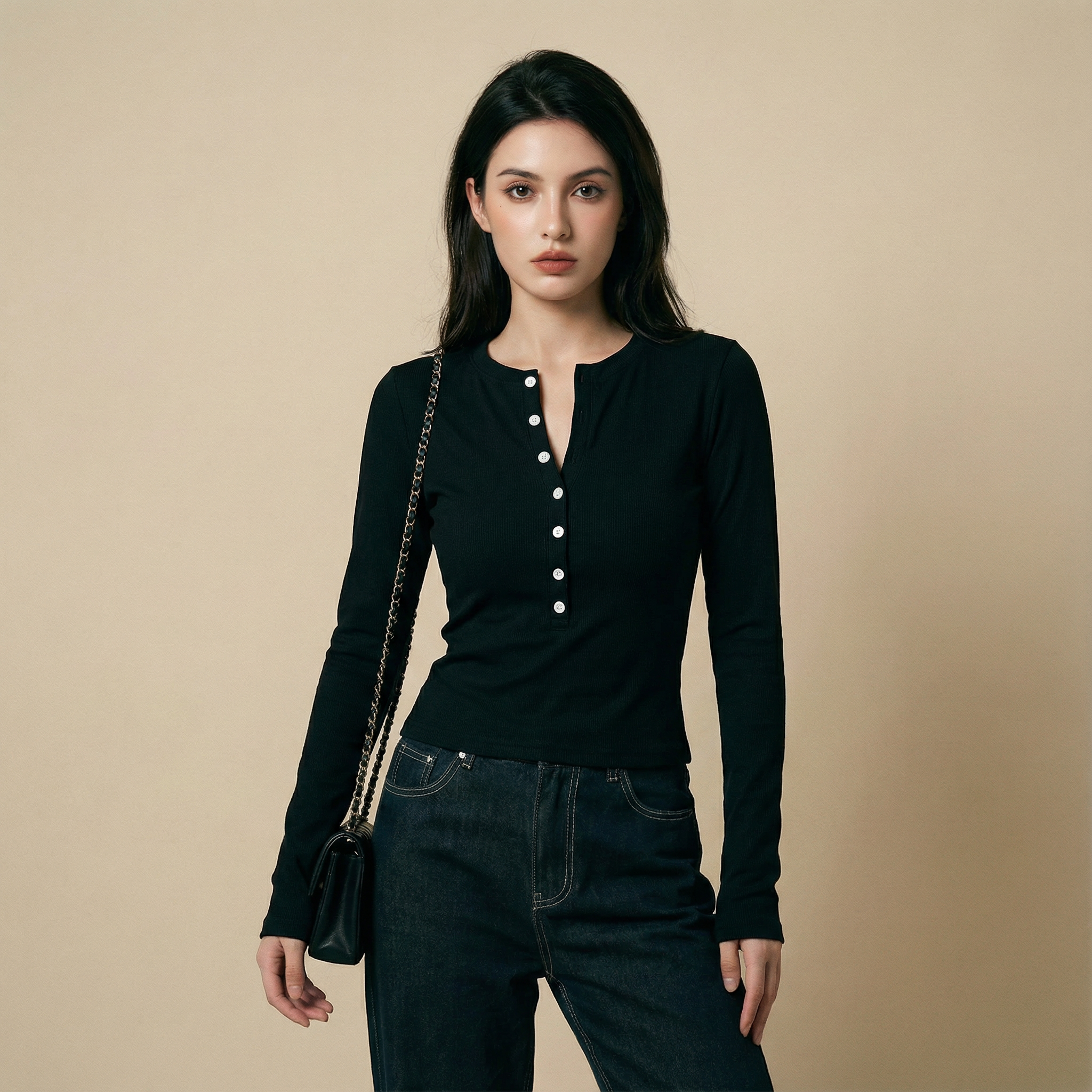 توب بأزرار أمامية بتصميم أنيق