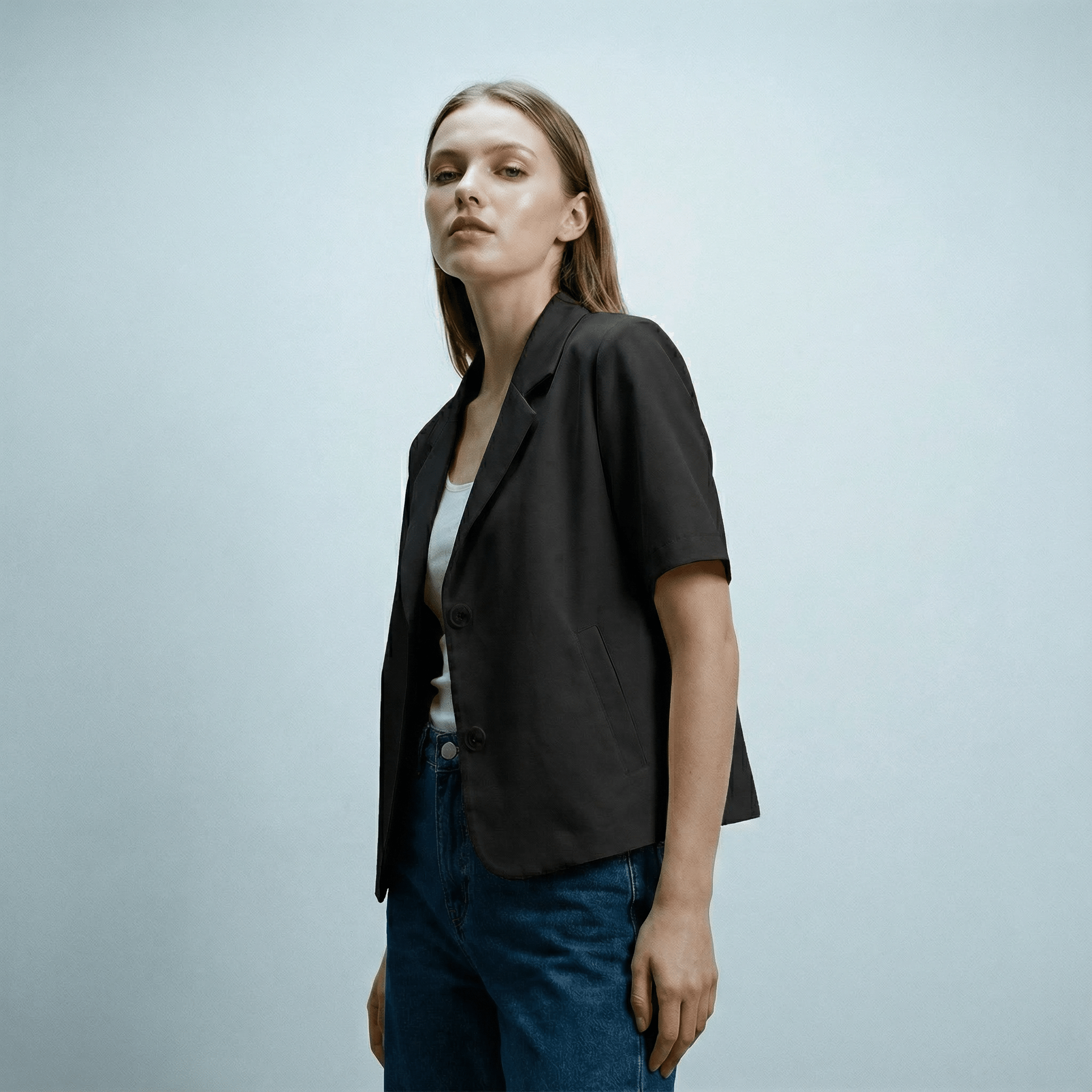 قميص بقصّة كلاسيكيه خفيفة