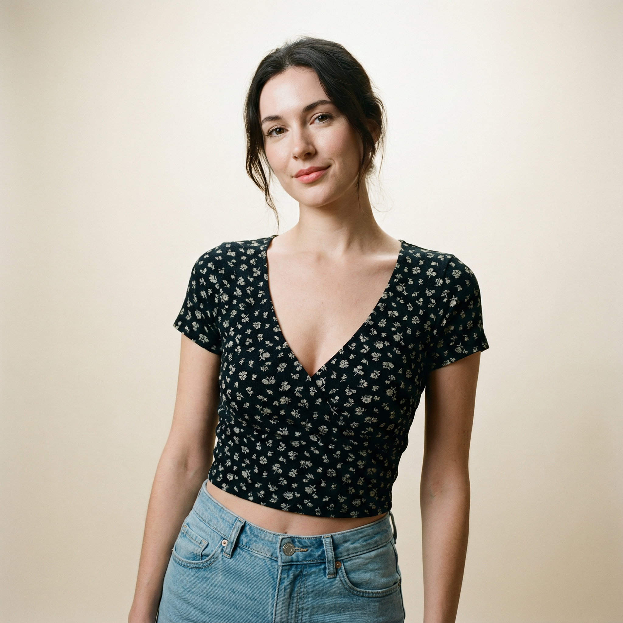 بلوزة قصيرة بياقة عميقة ونقشة ناعمة