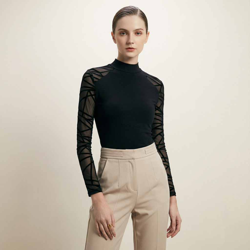 بلوزة بأكمام شفافة ونقش مميز