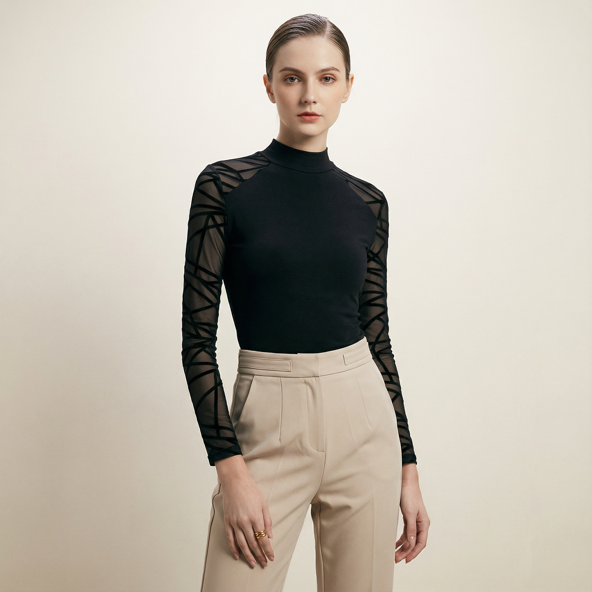 بلوزة بأكمام شفافة ونقش مميز