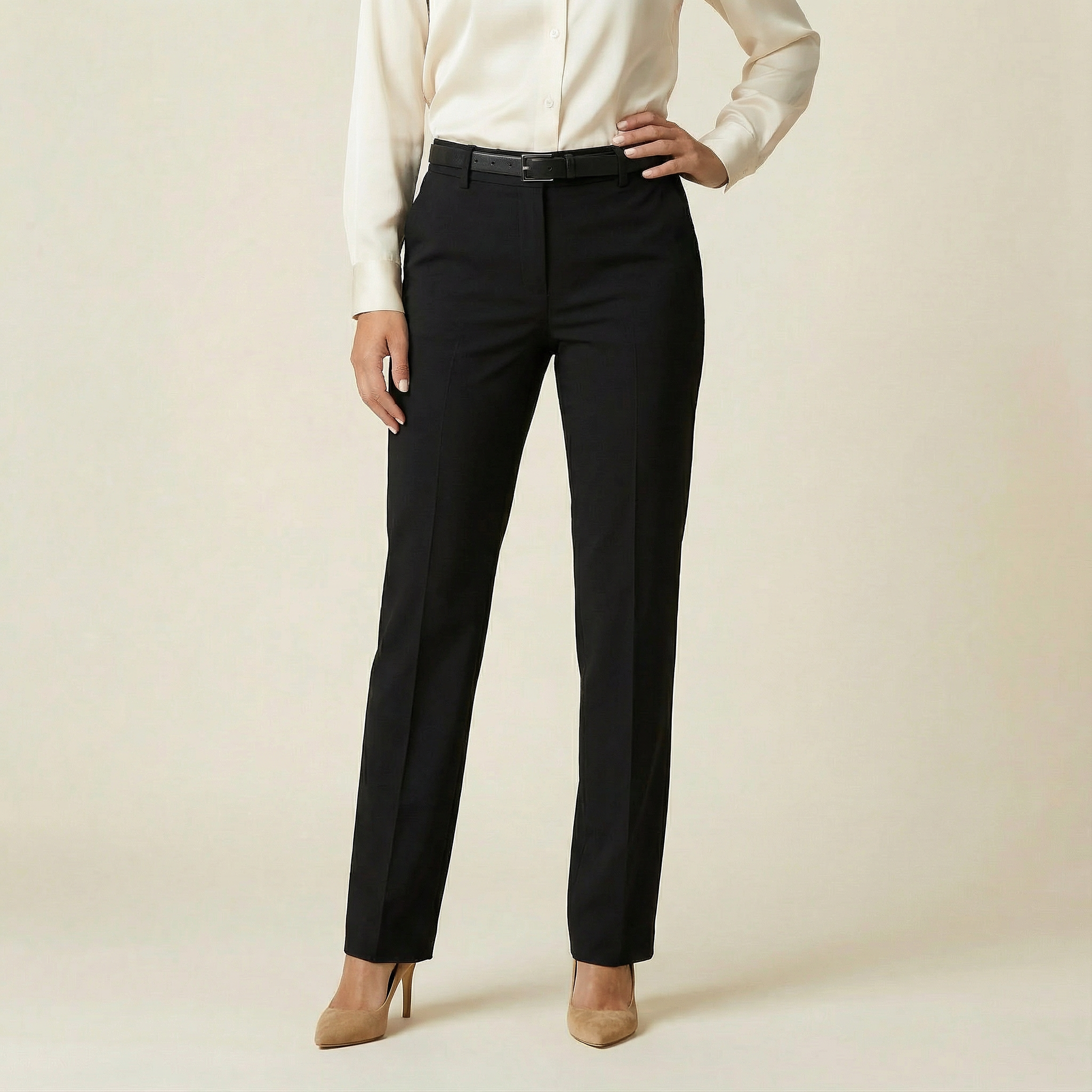 بنطال بقصّة مستقيمة وأناقة عملية