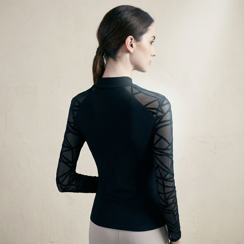 بلوزة بأكمام شفافة ونقش مميز