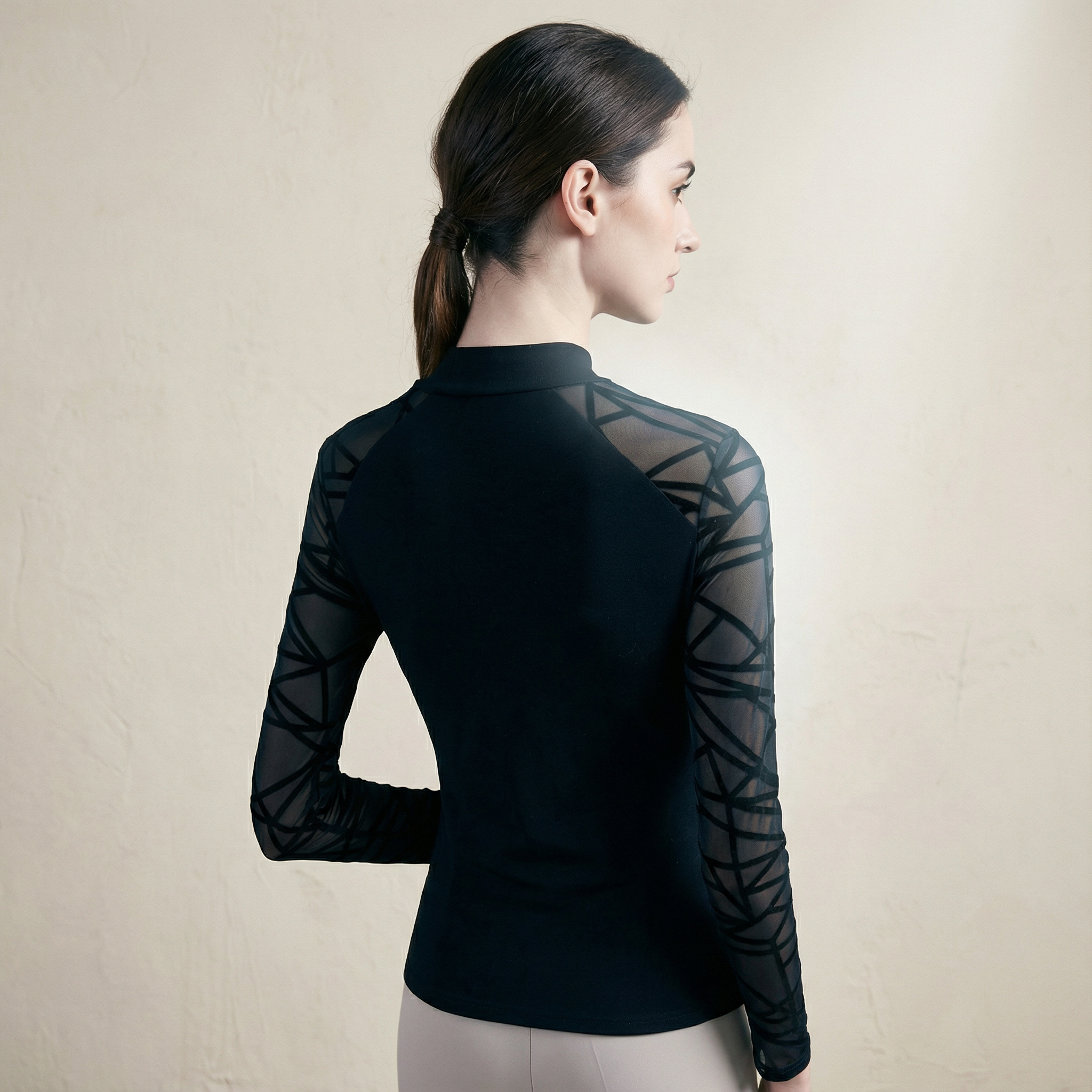 بلوزة بأكمام شفافة ونقش مميز