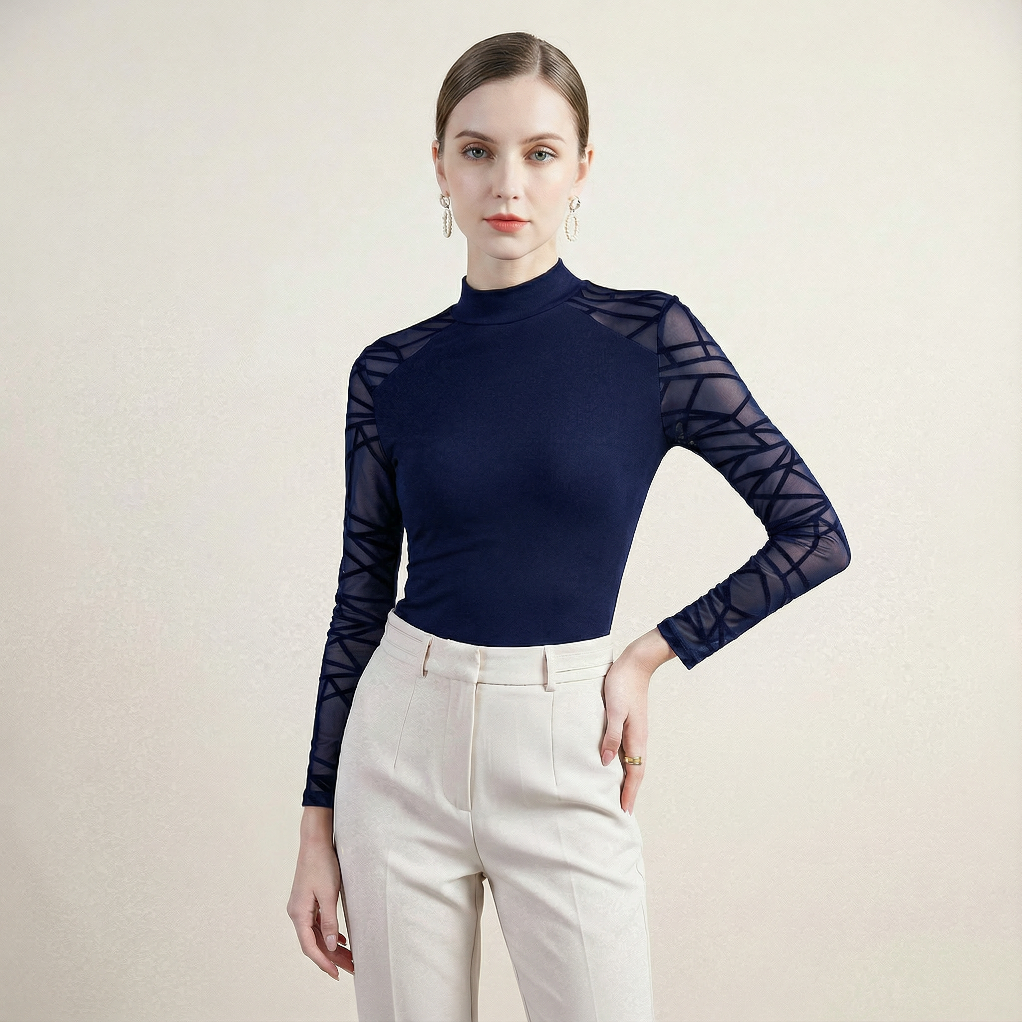 بلوزة بأكمام شفافة ونقش مميز