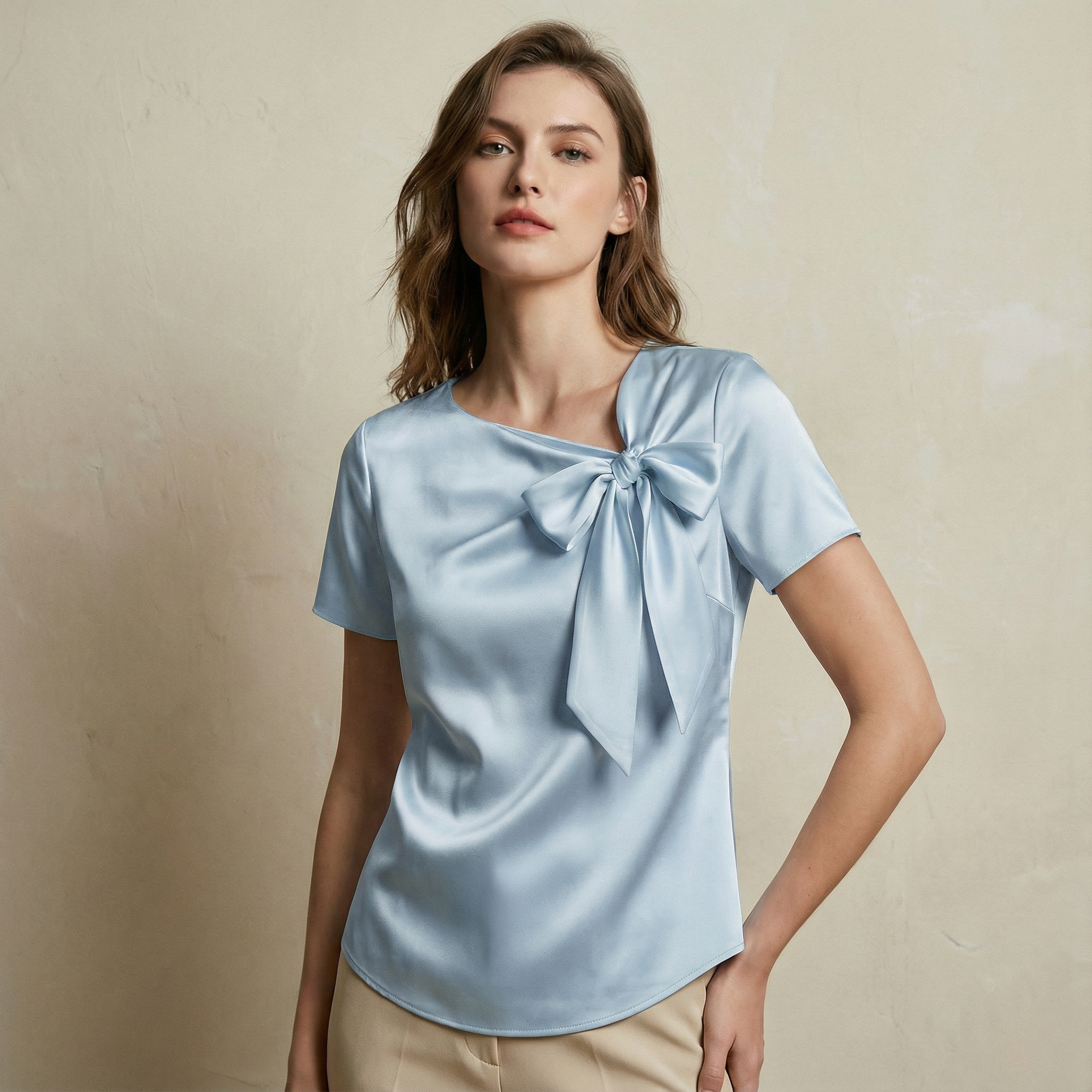 بلوزة ساتان بعقدة جانبية ناعمة