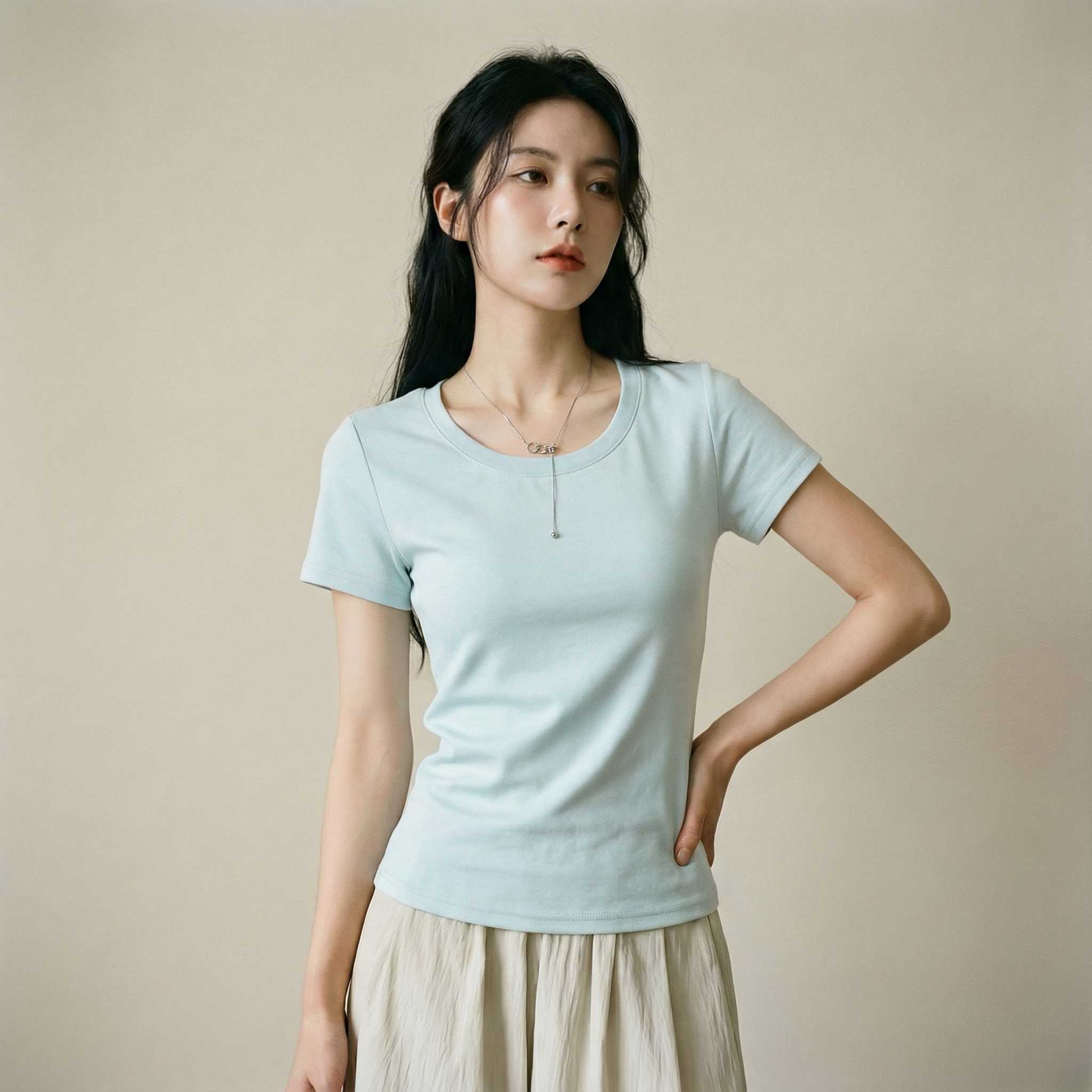 قميص بأكمام ناعمة وقصة أساسية