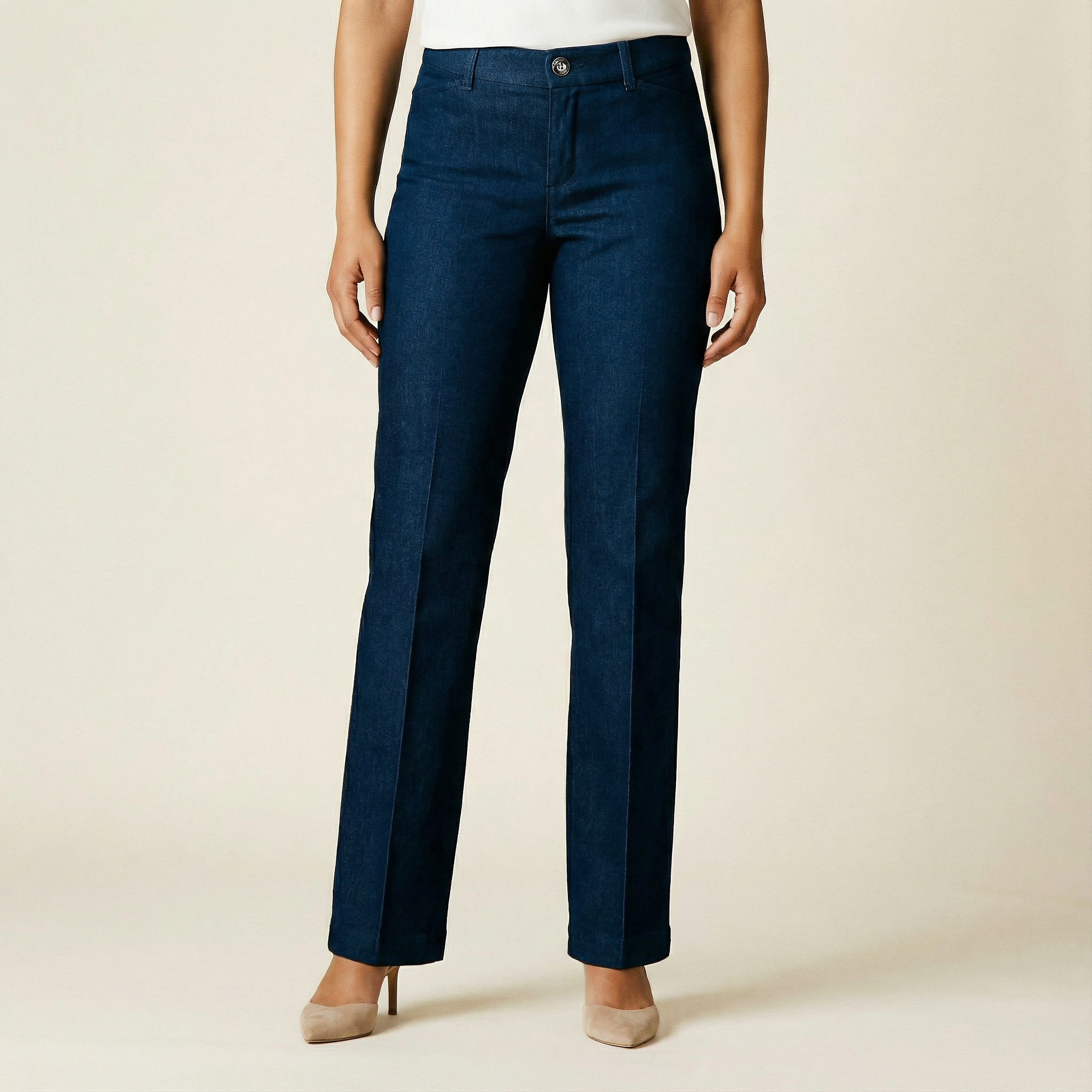 بنطال بقصّة مستقيمة وأناقة عملية