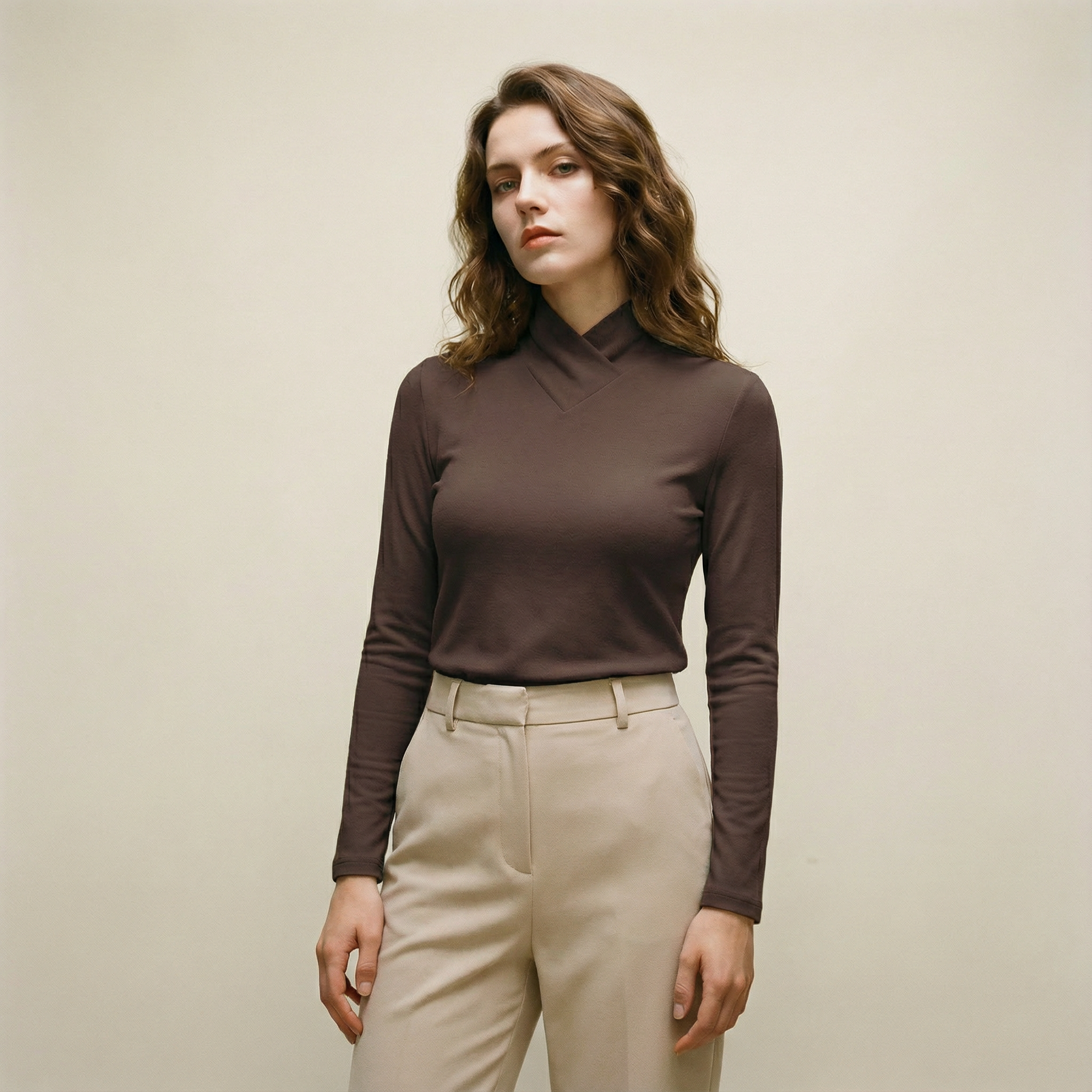 بلوزة بياقة متقاطعة وقصّة انسيابية