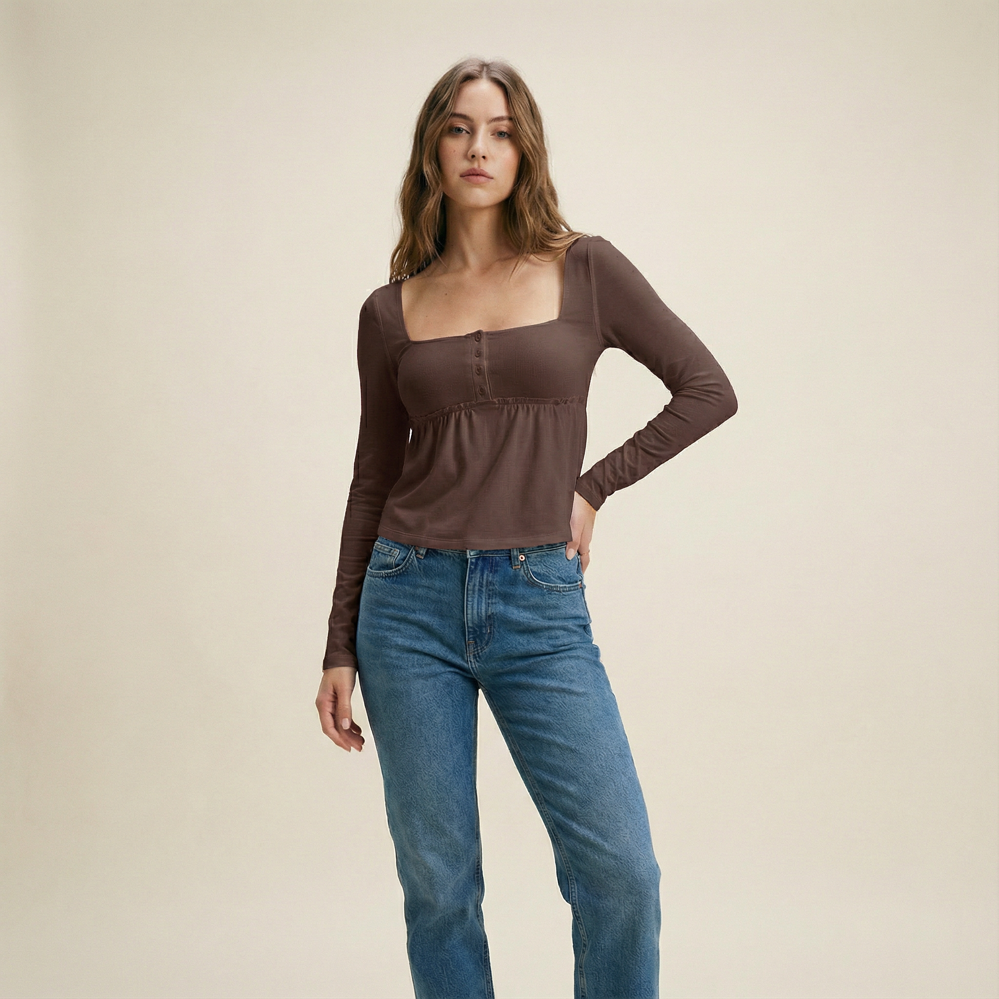 توب بياقة مربعة وقصّة واسعة