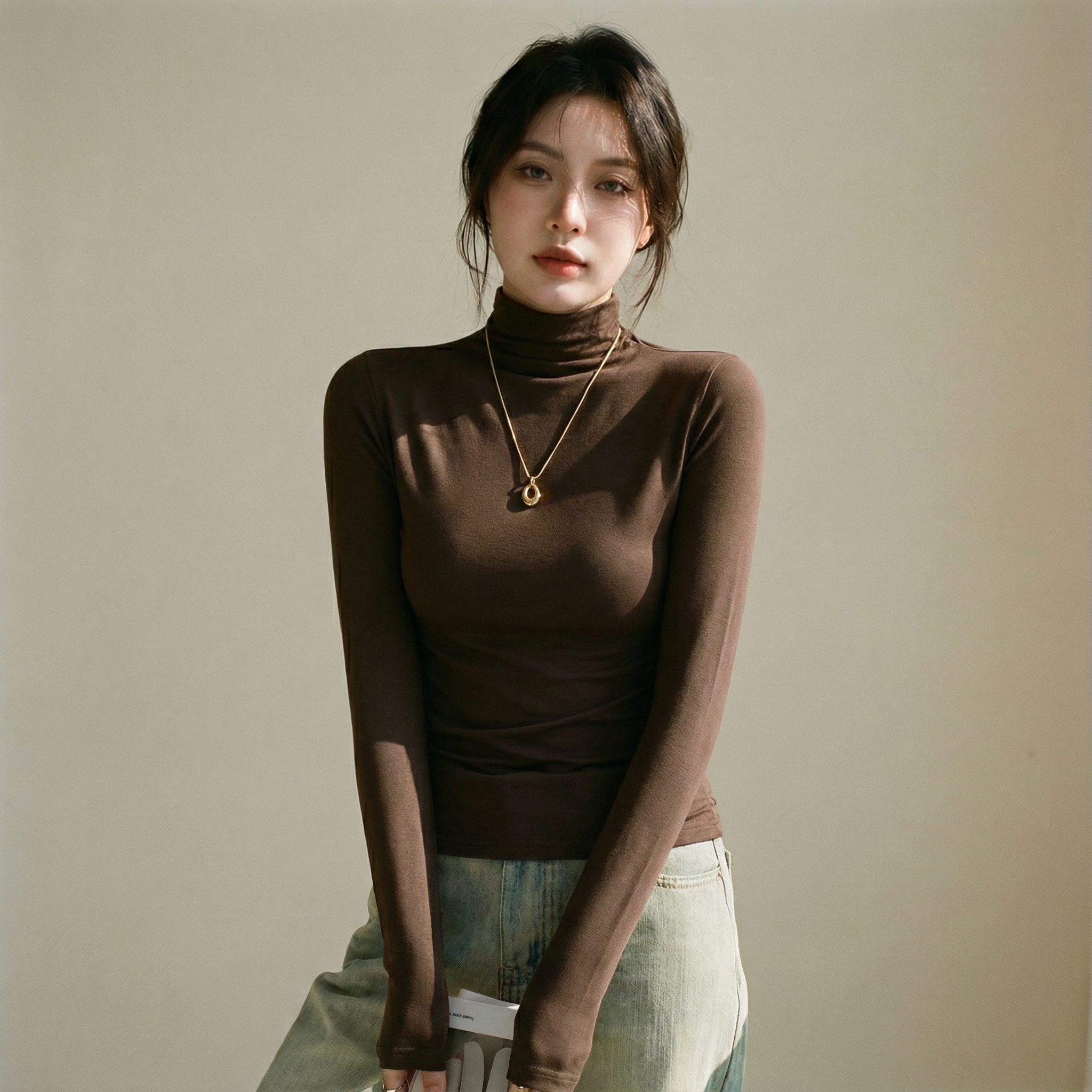 بلوزة بياقة عالية وقصّة طويلة