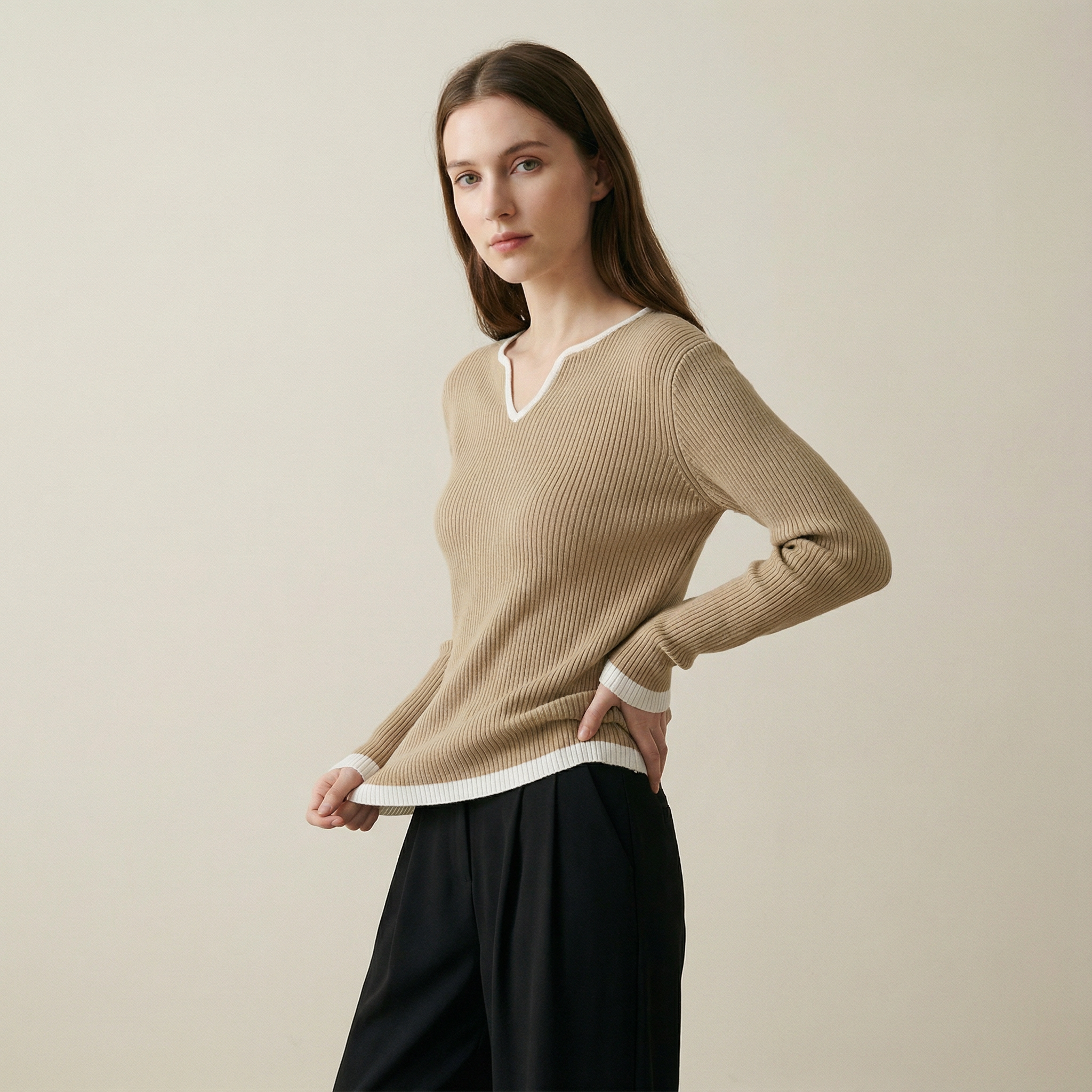 بلوزة محاكة بياقة مفتوحة