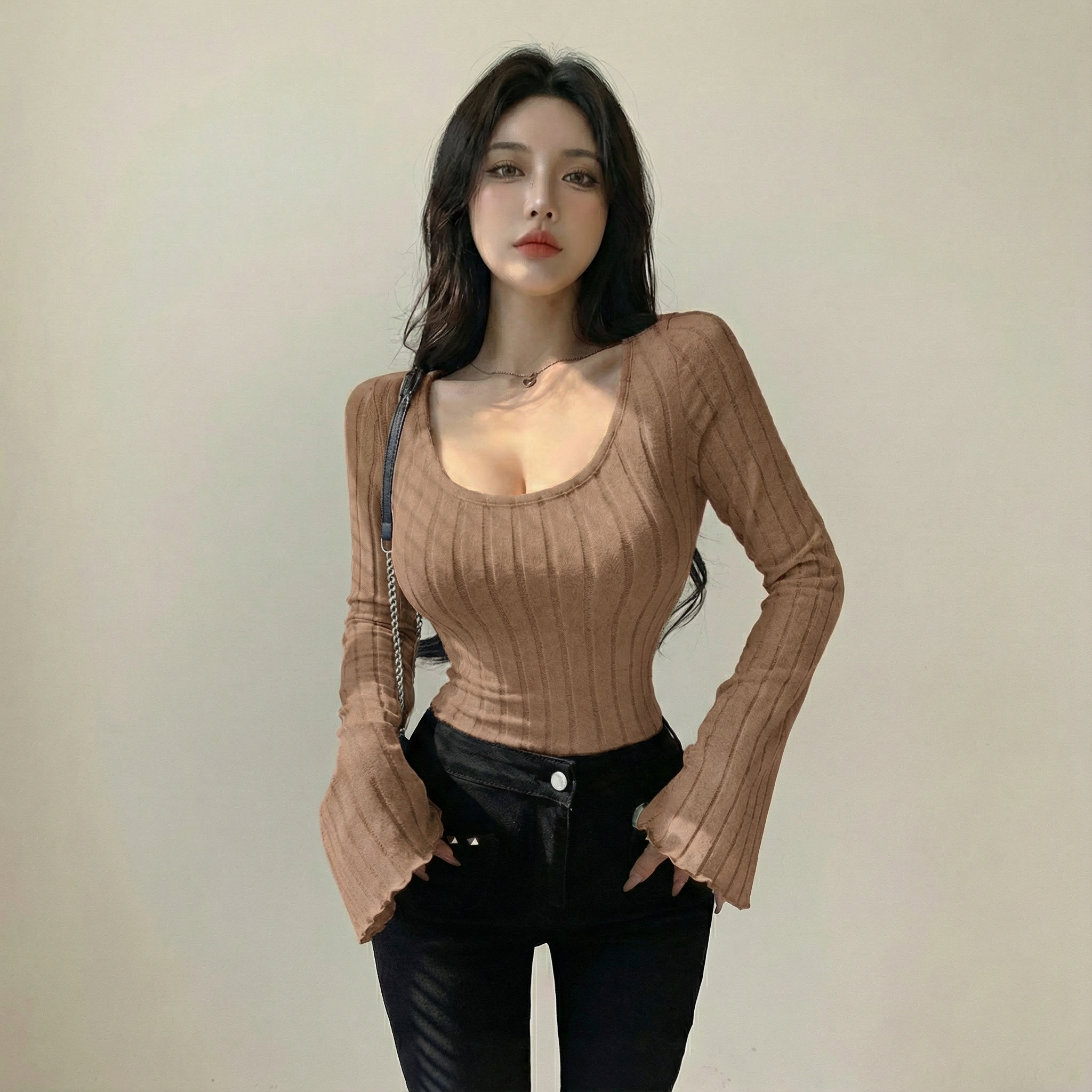 توب بياقة مربعة بقصّة انسيابية