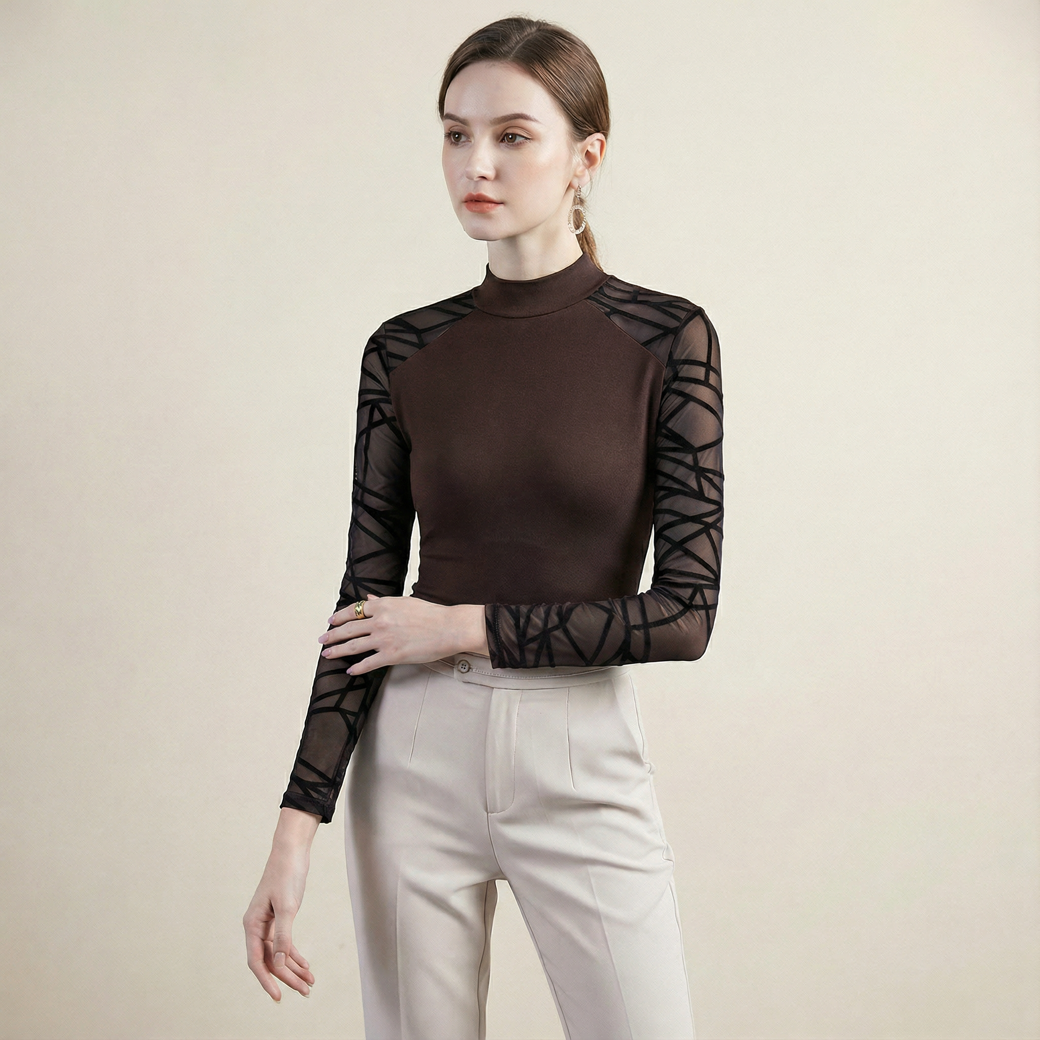 بلوزة بأكمام شفافة ونقش مميز