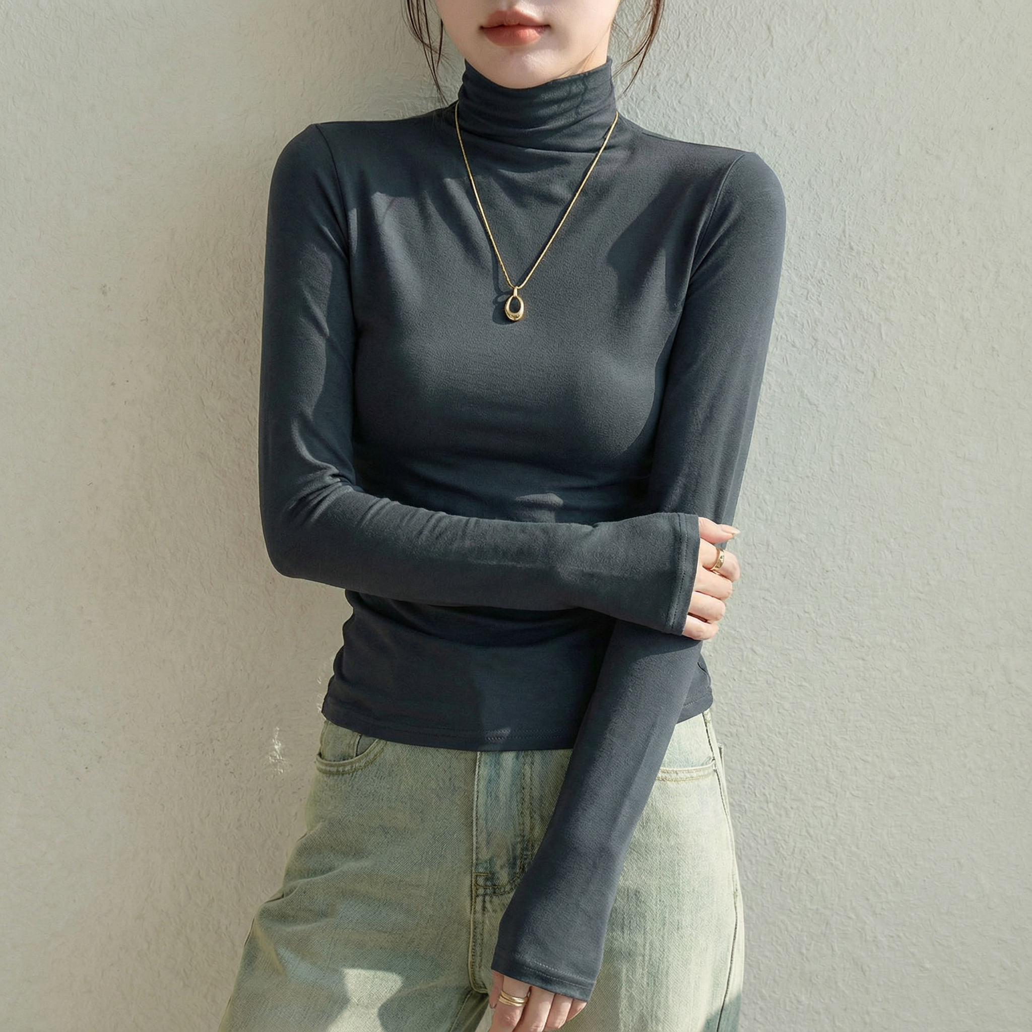 بلوزة بياقة عالية وقصّة طويلة