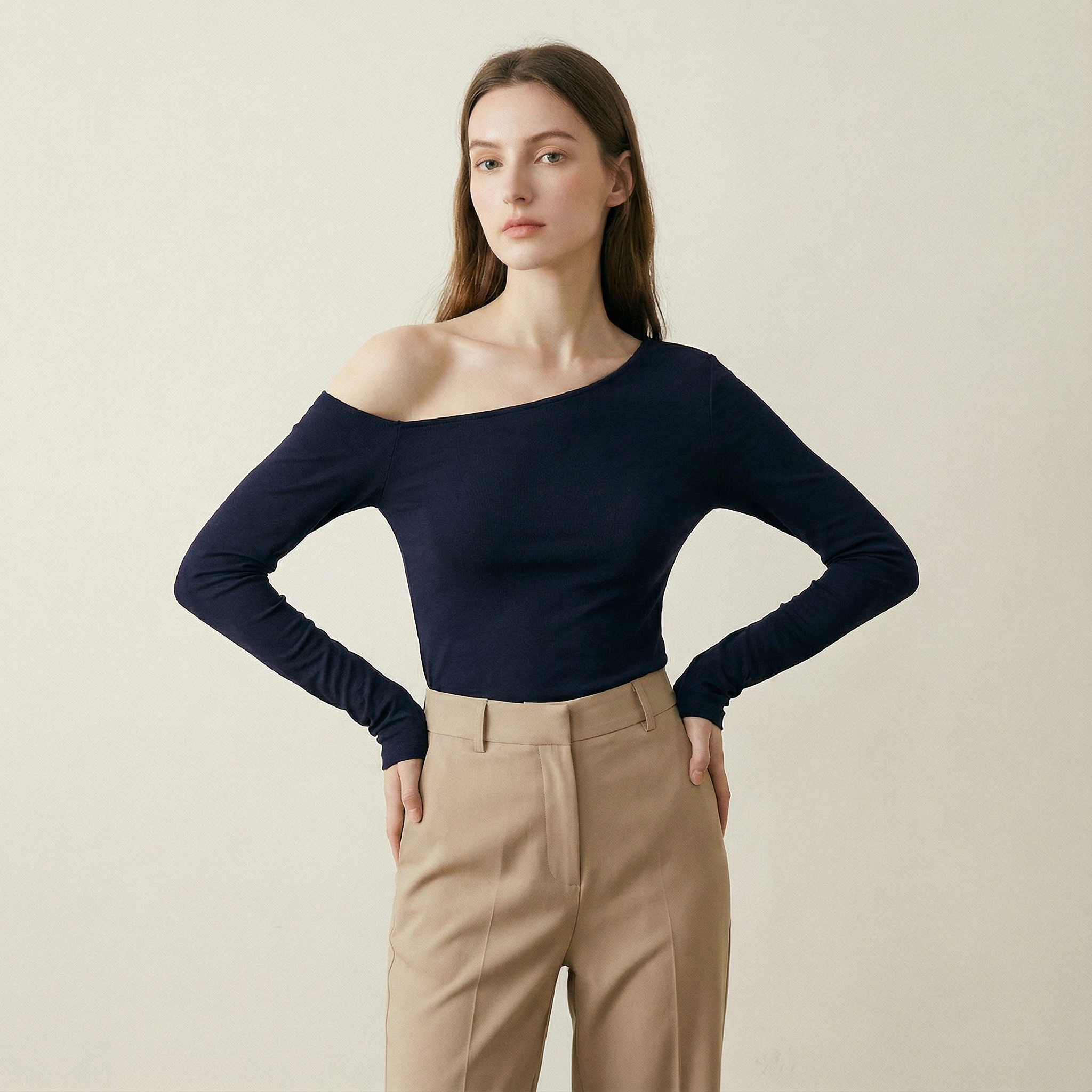 بلوزة بكتف واحد وقصّة ناعمة