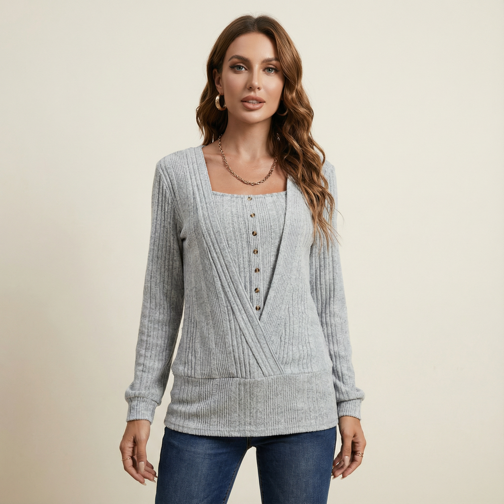 بلوزة محبوكة بتصميم لف مع تفاصيل أزرار