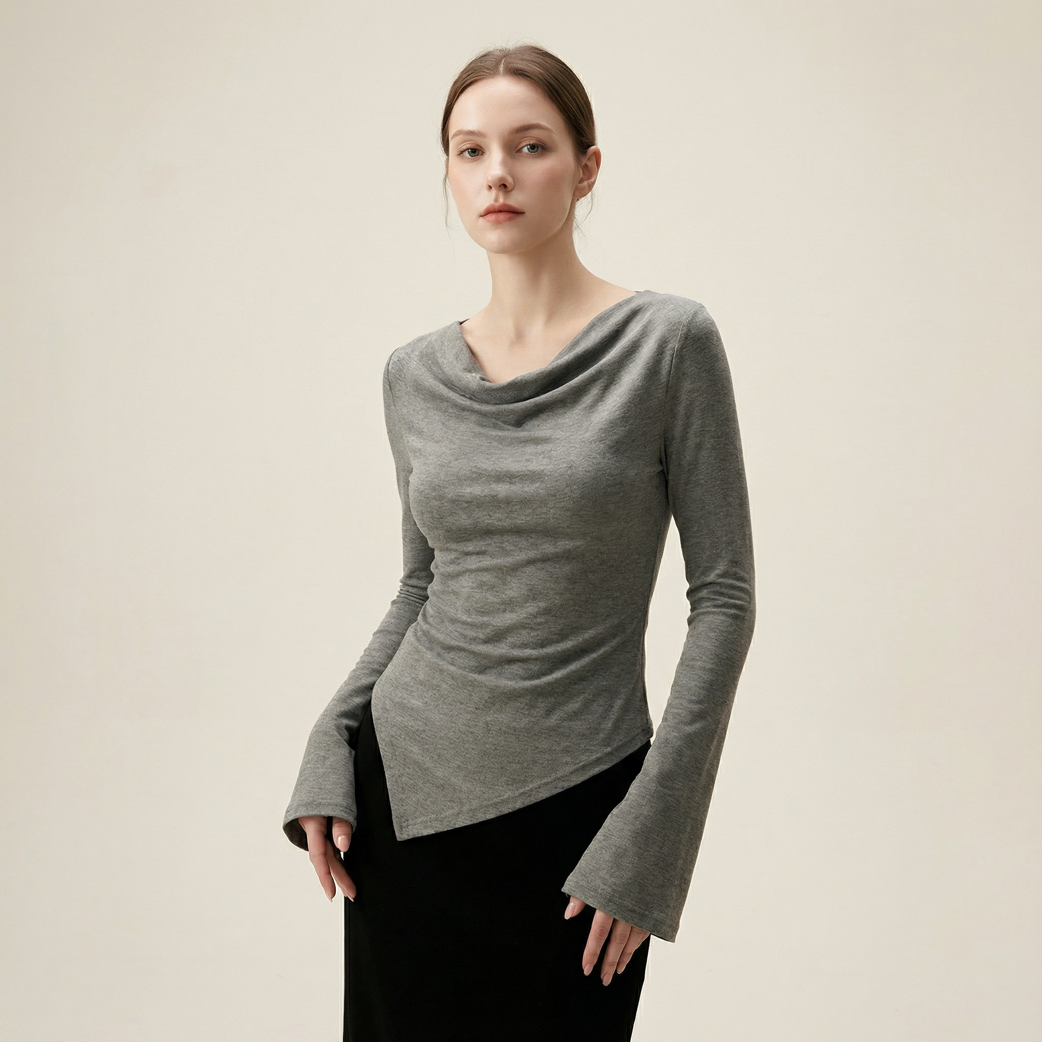 بلوزة بياقة منسدلة وقصّة غير متماثلة