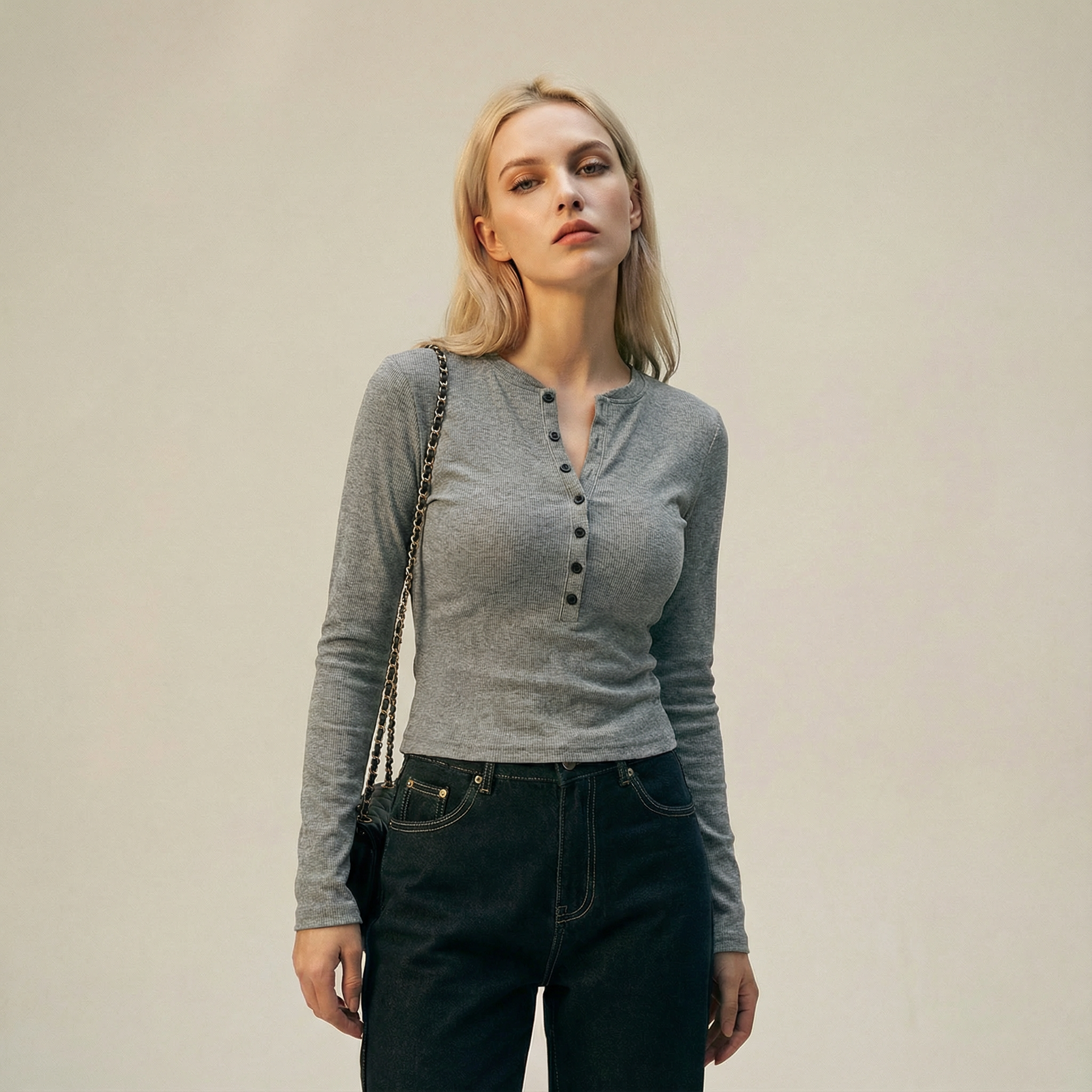 توب بأزرار أمامية بتصميم أنيق