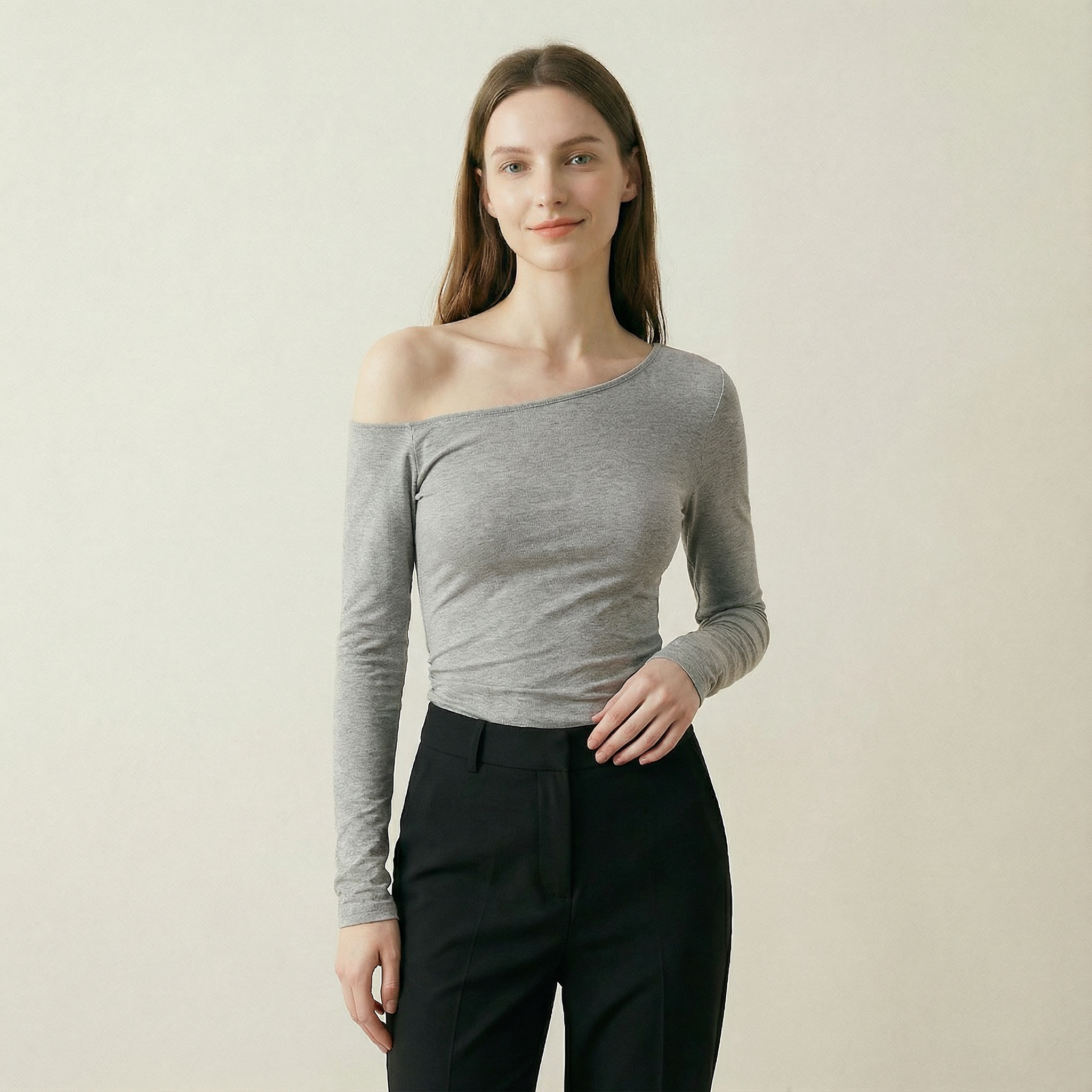 بلوزة بكتف واحد وقصّة ناعمة