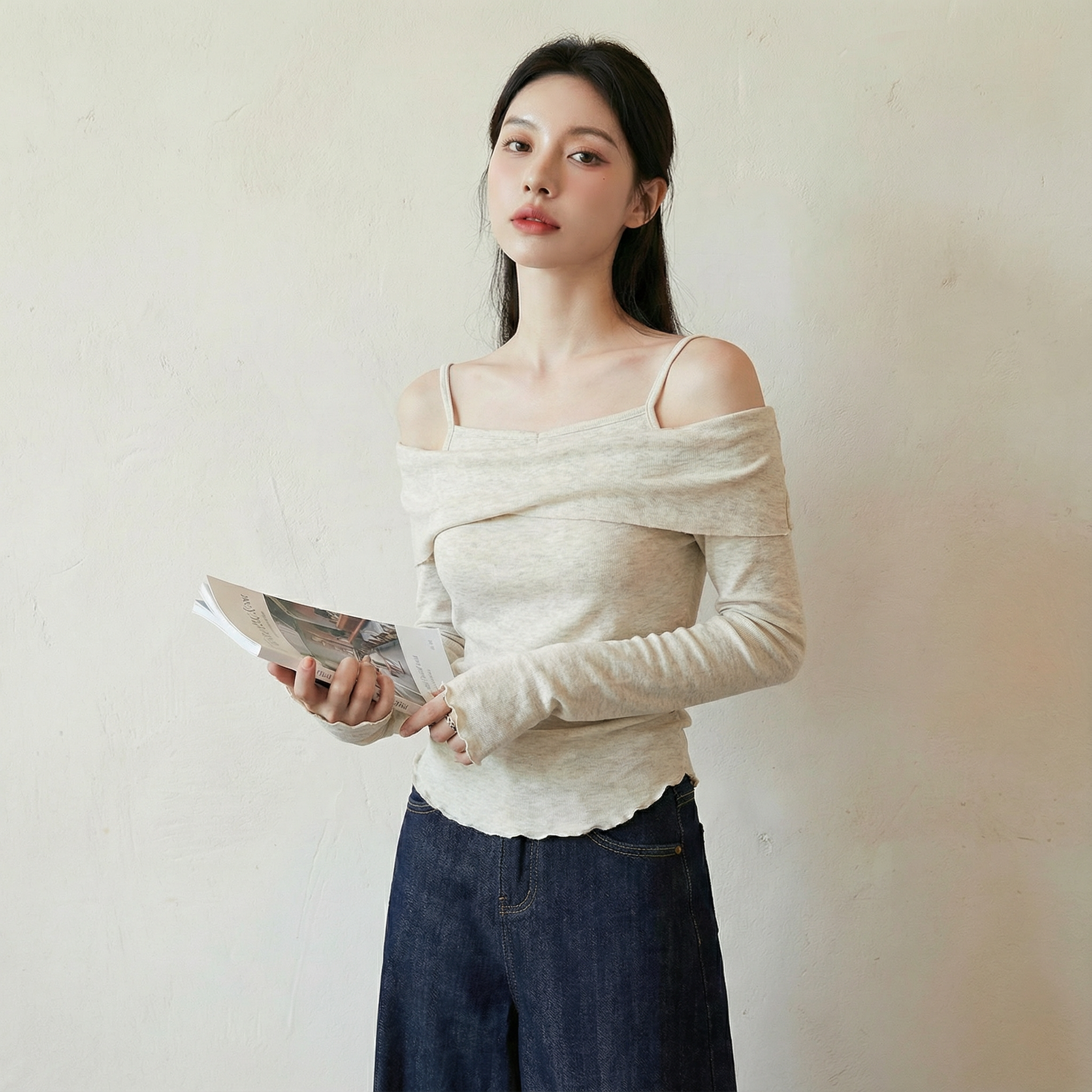 بلوزة بأكتاف مكشوفة وتصميم ملفوف ناعم