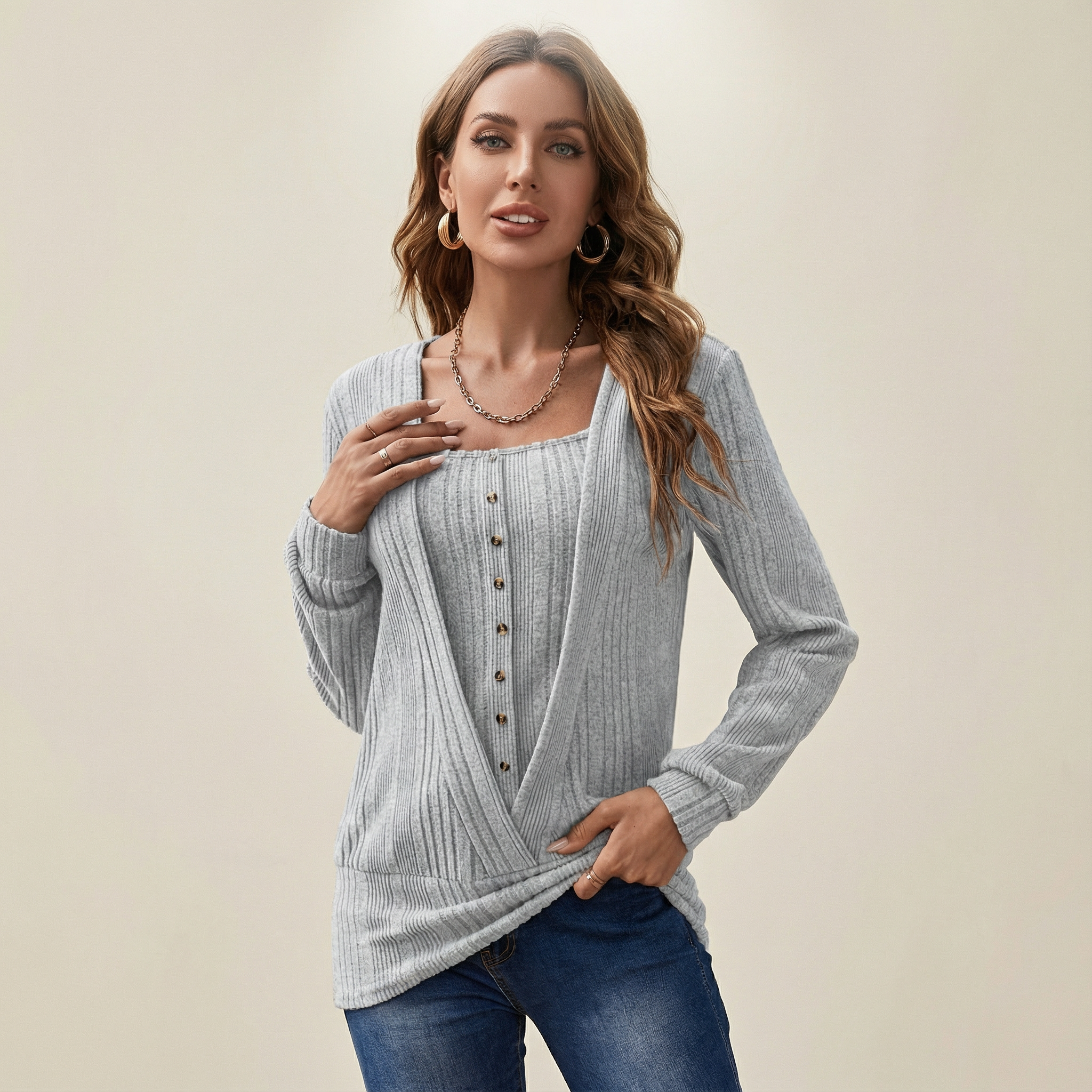 بلوزة محبوكة بتصميم لف مع تفاصيل أزرار