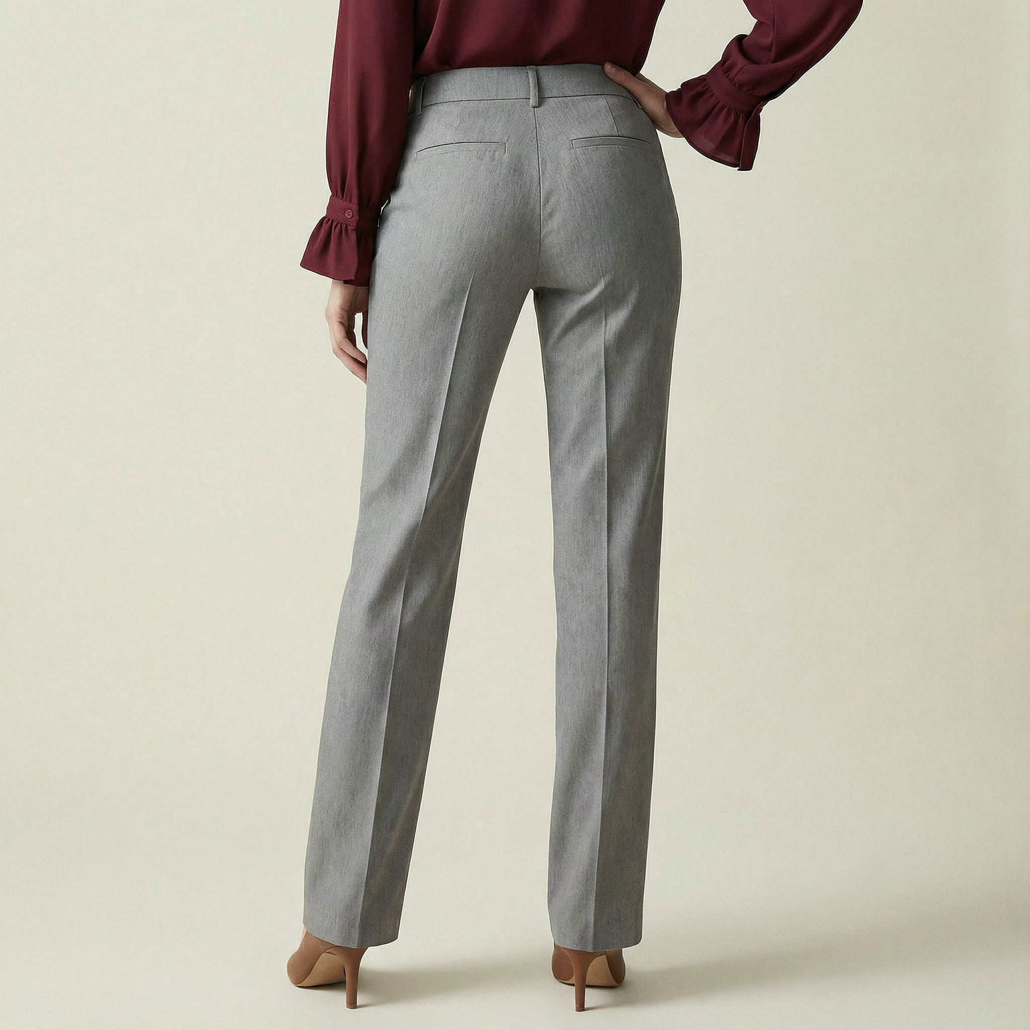 بنطال بقصّة مستقيمة وأناقة عملية