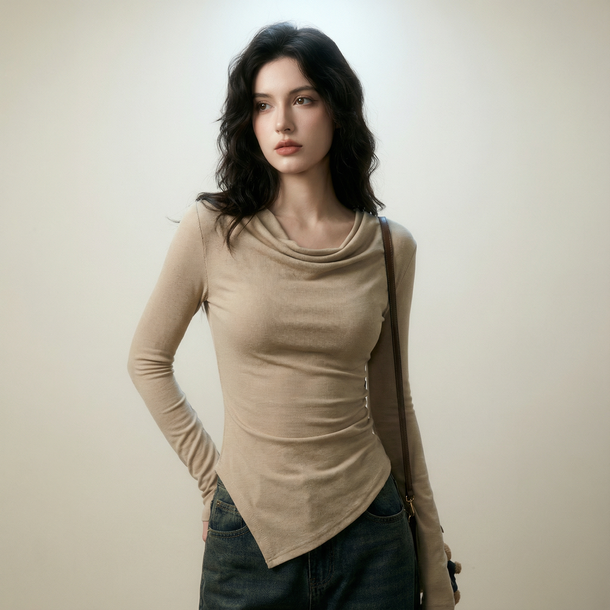 بلوزة بياقة منسدلة وقصّة غير متماثلة