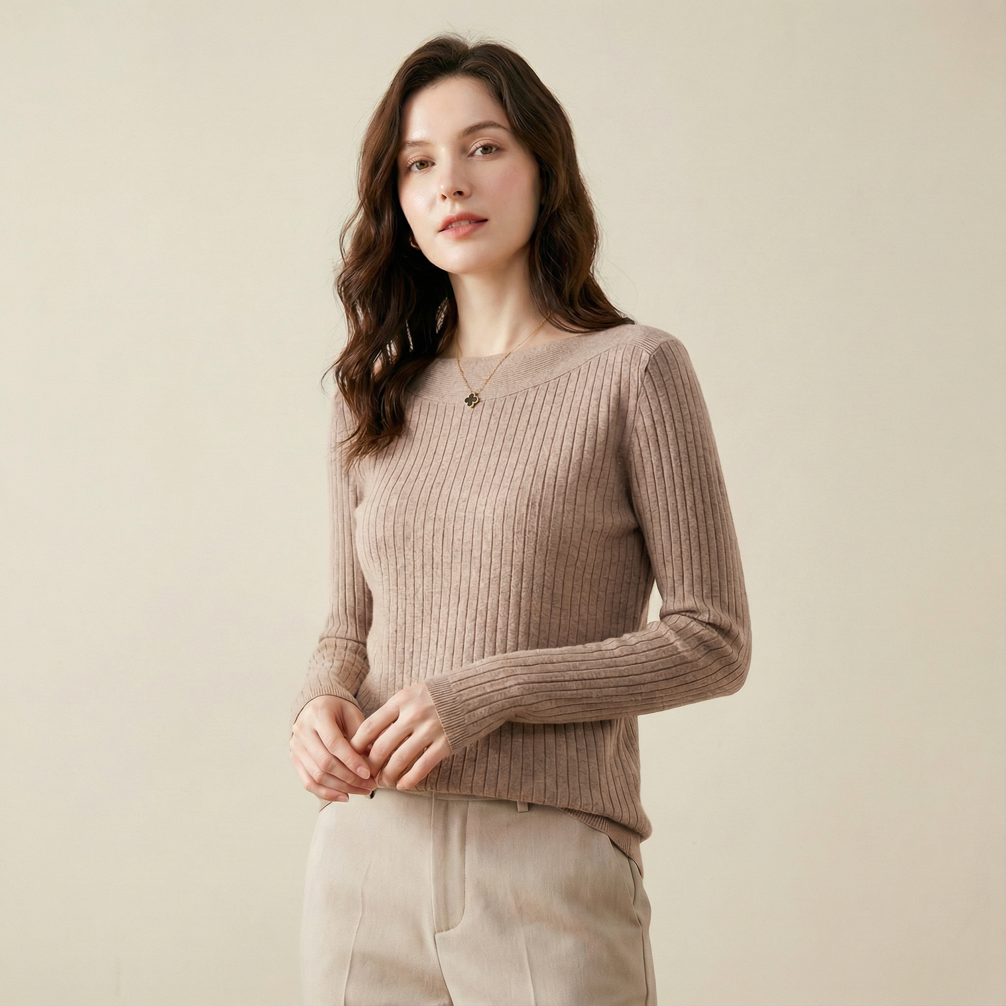 سويتر قَصّة راقية بأكتاف ناعمة