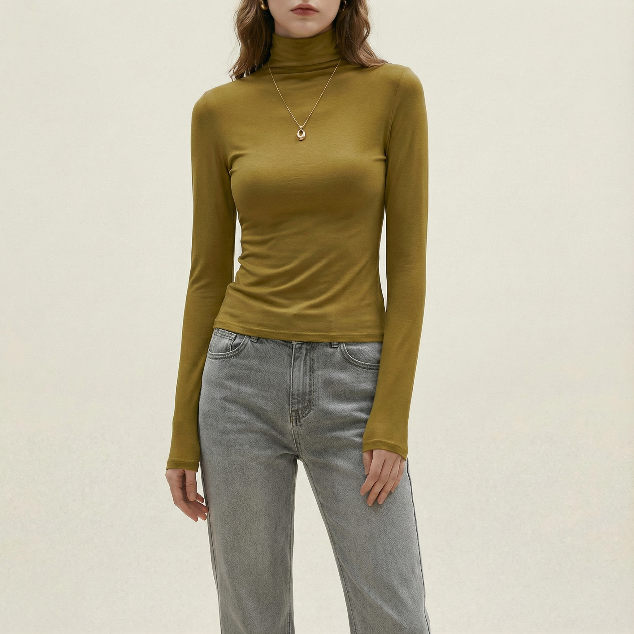 بلوزة بياقة عالية وقصّة طويلة