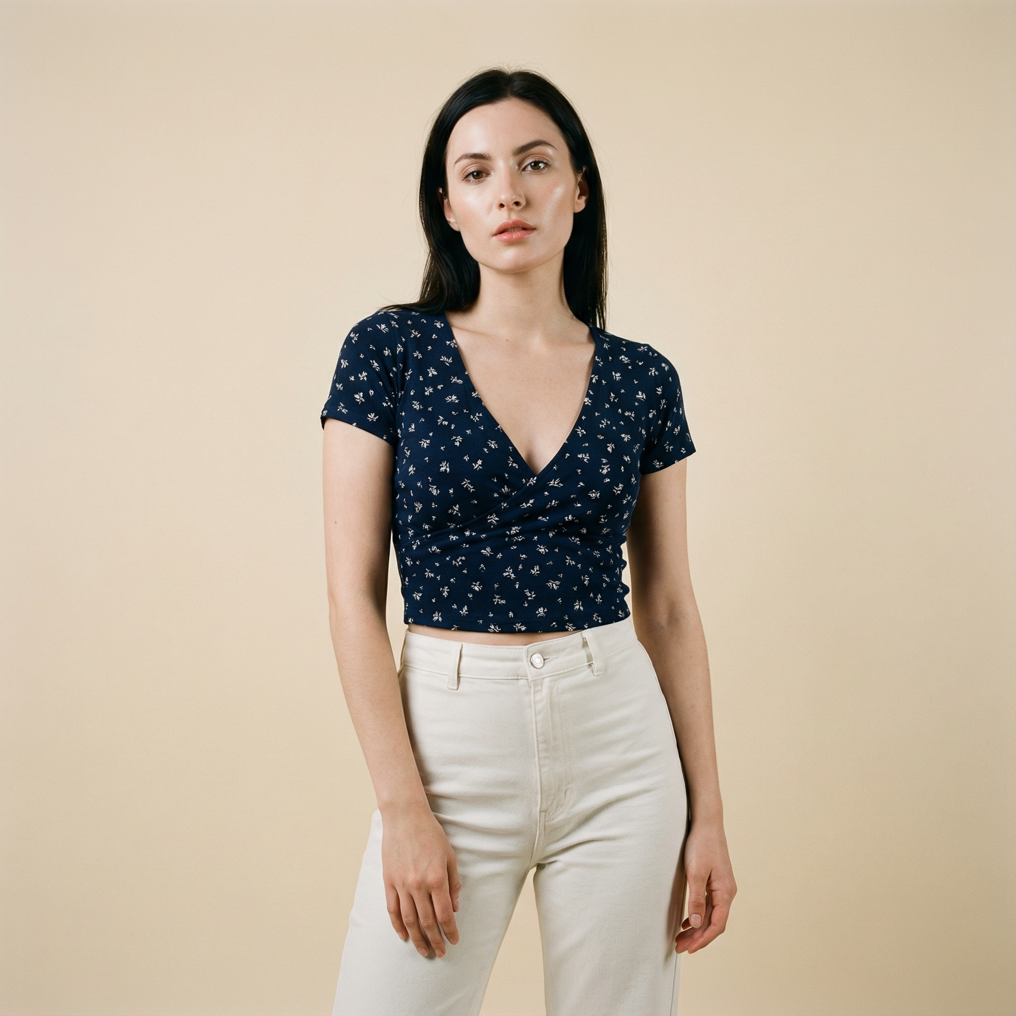 بلوزة قصيرة بياقة عميقة ونقشة ناعمة