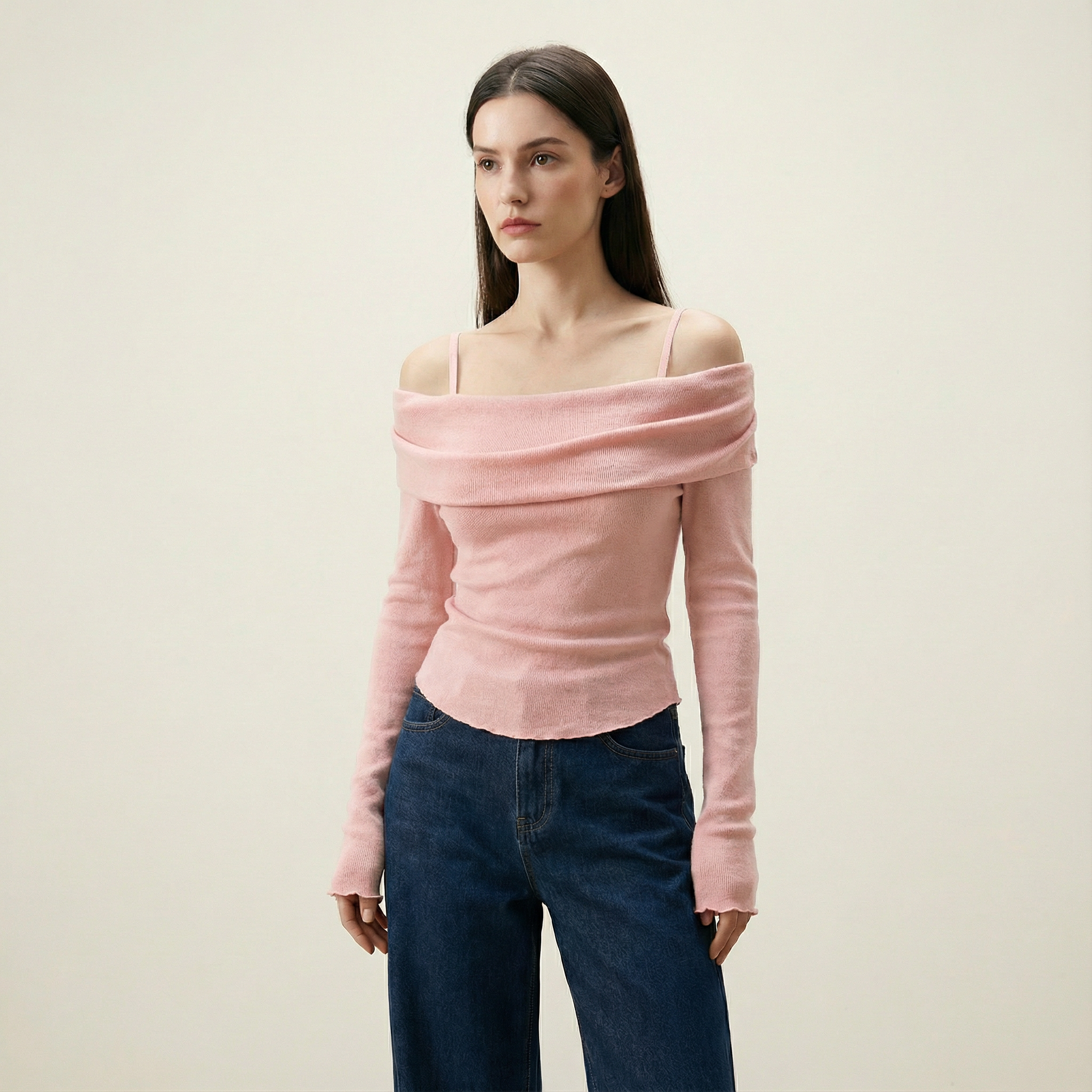 بلوزة بأكتاف مكشوفة وتصميم ملفوف ناعم