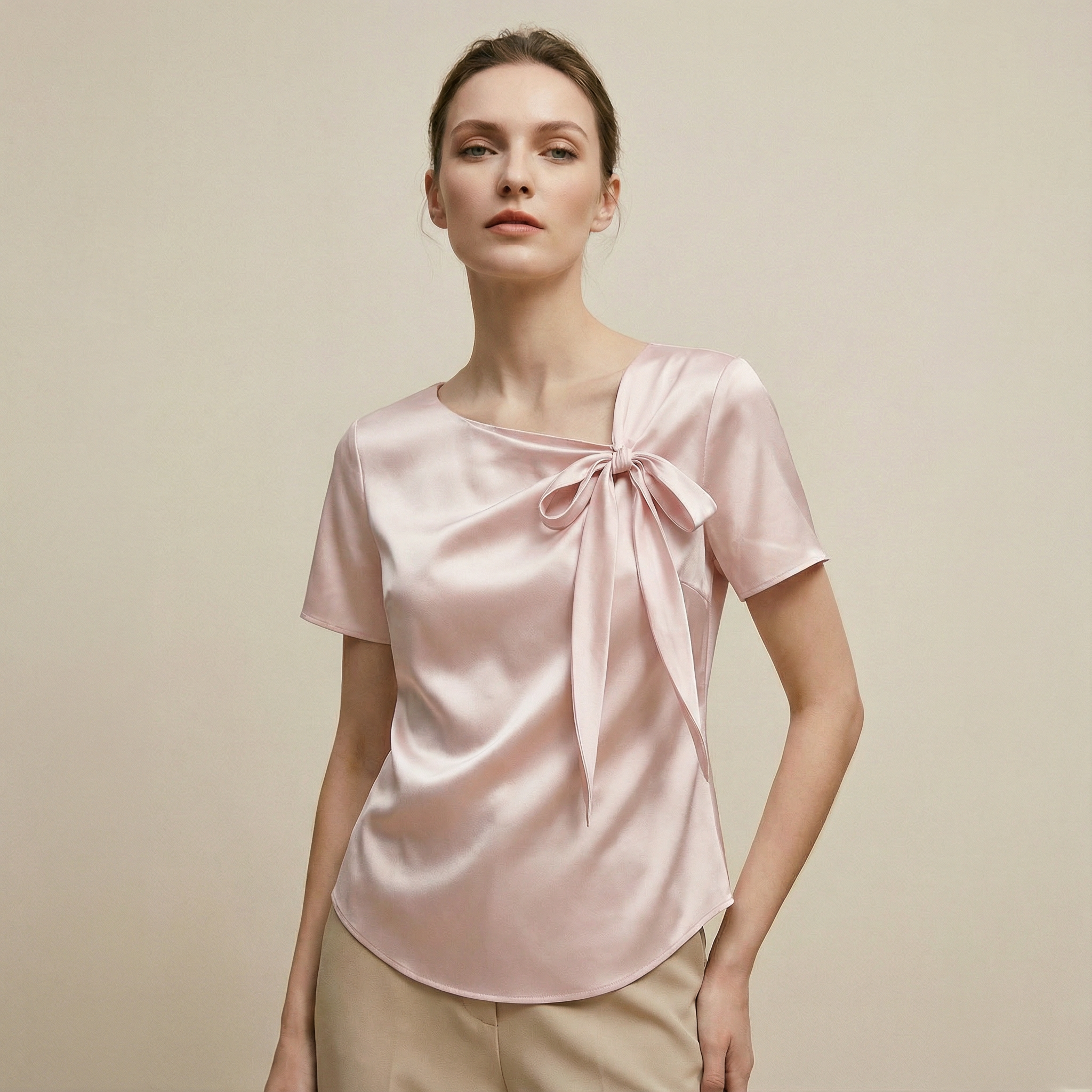 بلوزة ساتان بعقدة جانبية ناعمة