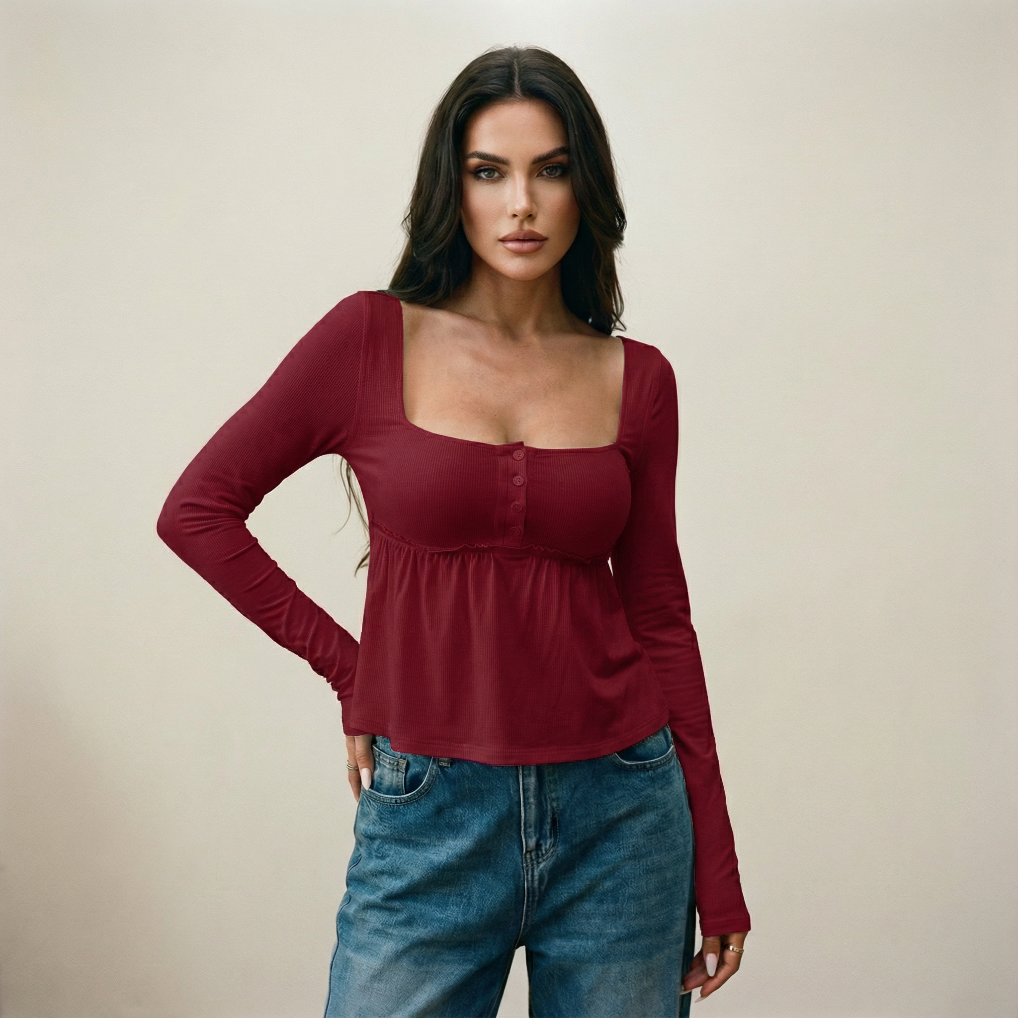 توب بياقة مربعة وقصّة واسعة