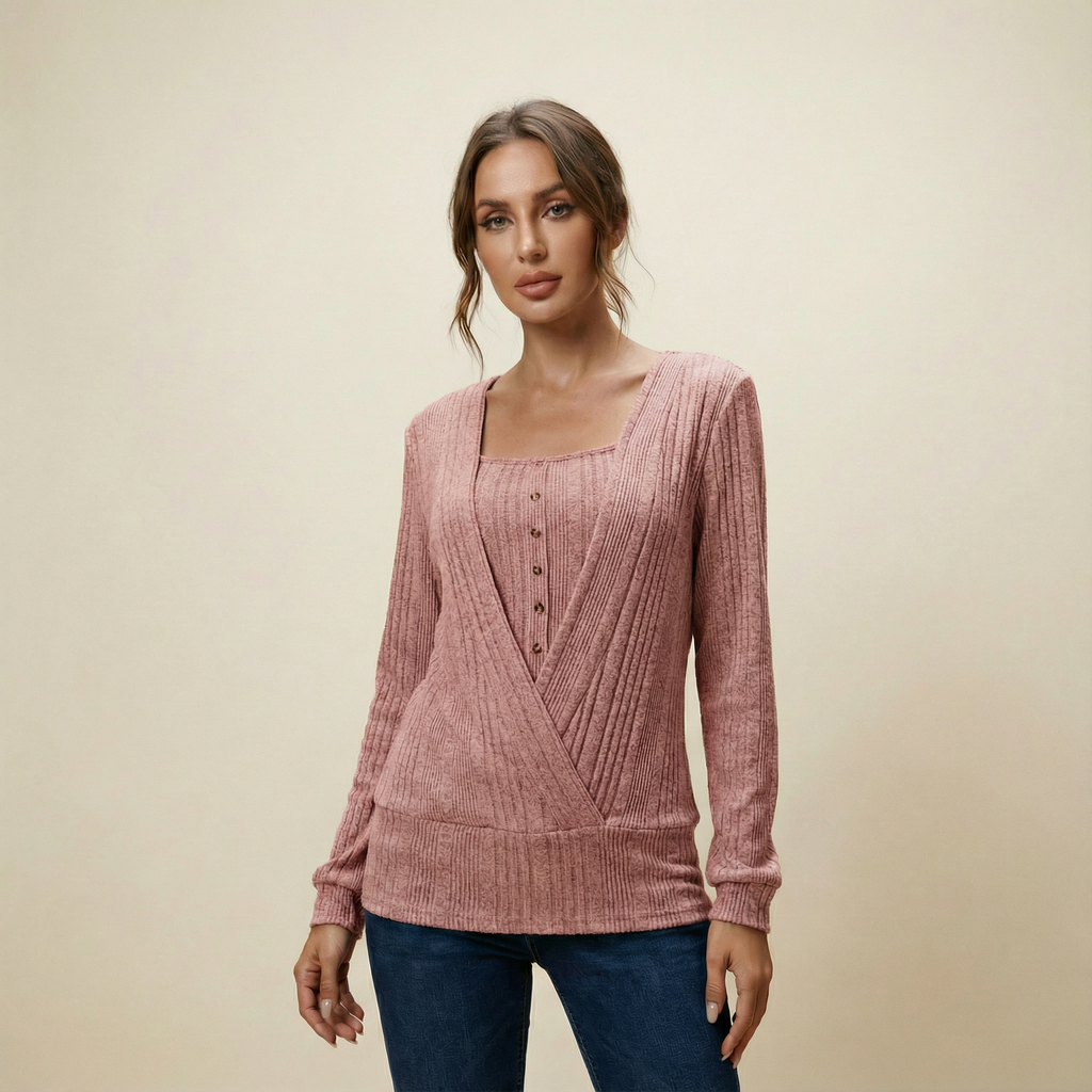 بلوزة محبوكة بتصميم لف مع تفاصيل أزرار