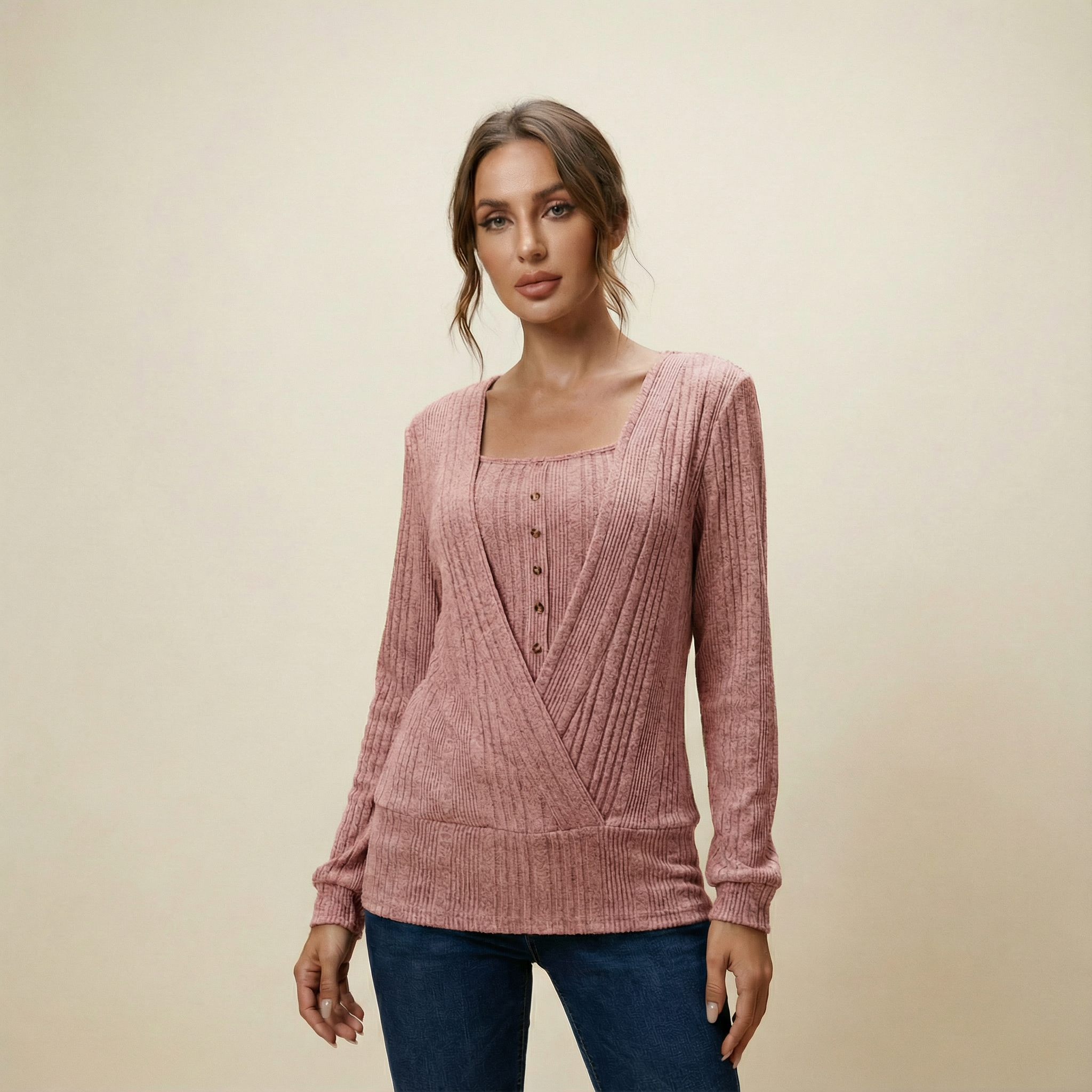 بلوزة محبوكة بتصميم لف مع تفاصيل أزرار