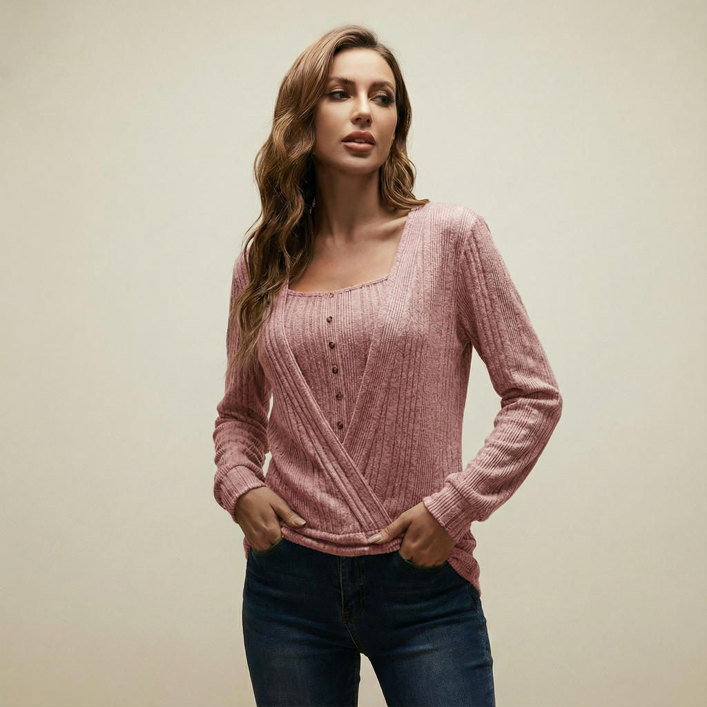 بلوزة محبوكة بتصميم لف مع تفاصيل أزرار