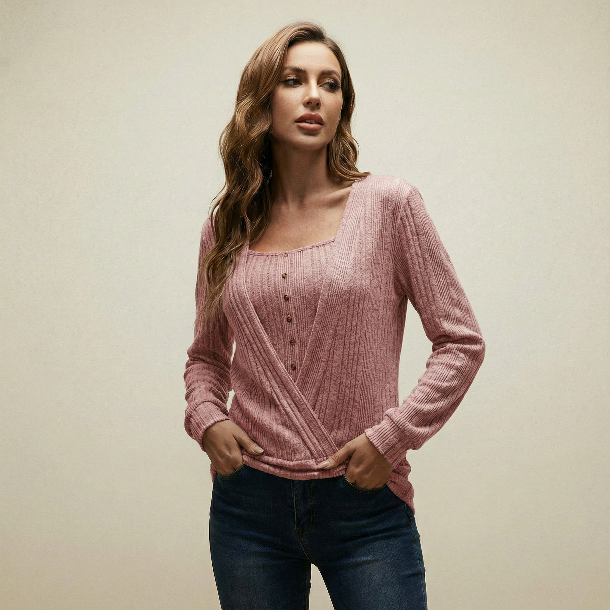 بلوزة محبوكة بتصميم لف مع تفاصيل أزرار