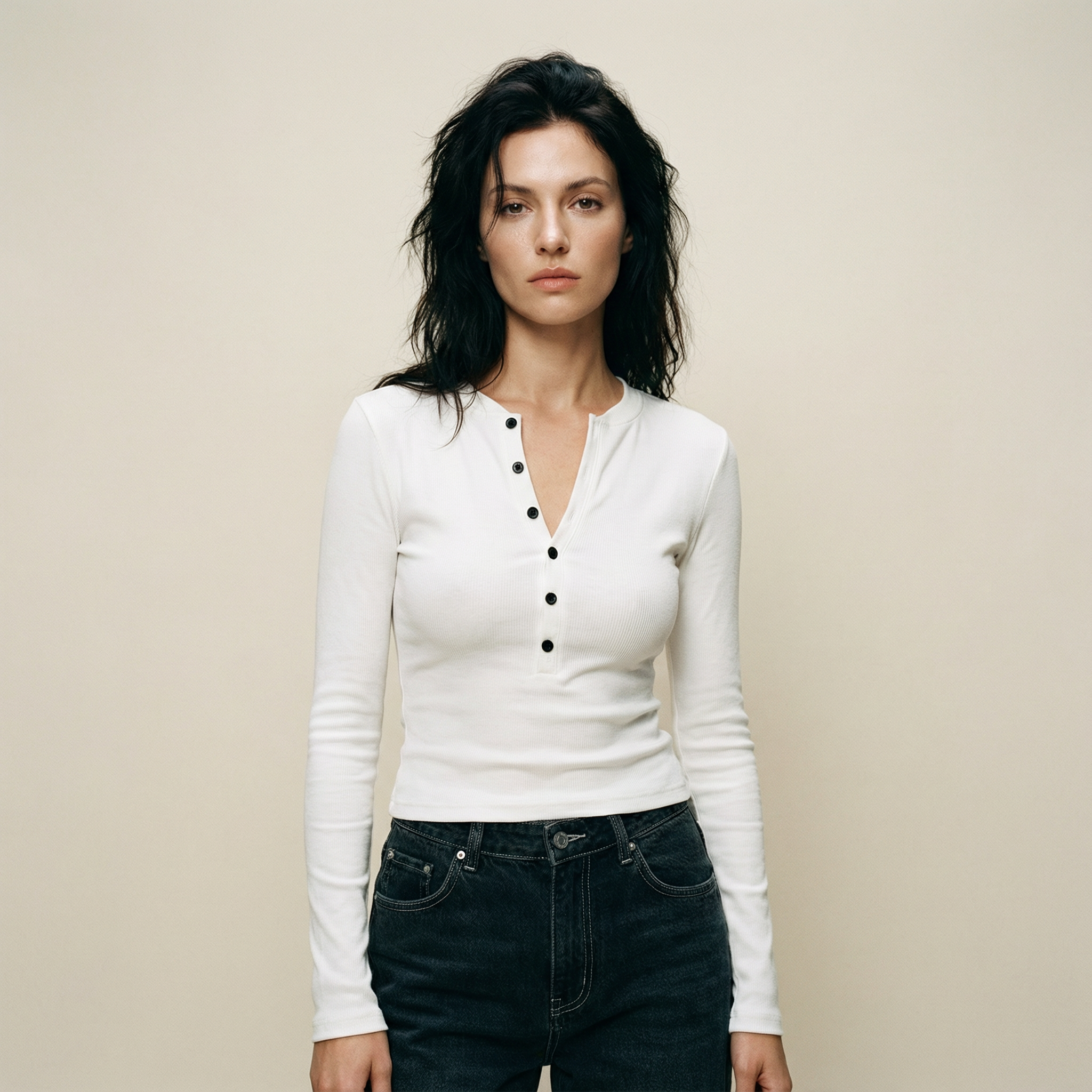 توب بأزرار أمامية بتصميم أنيق